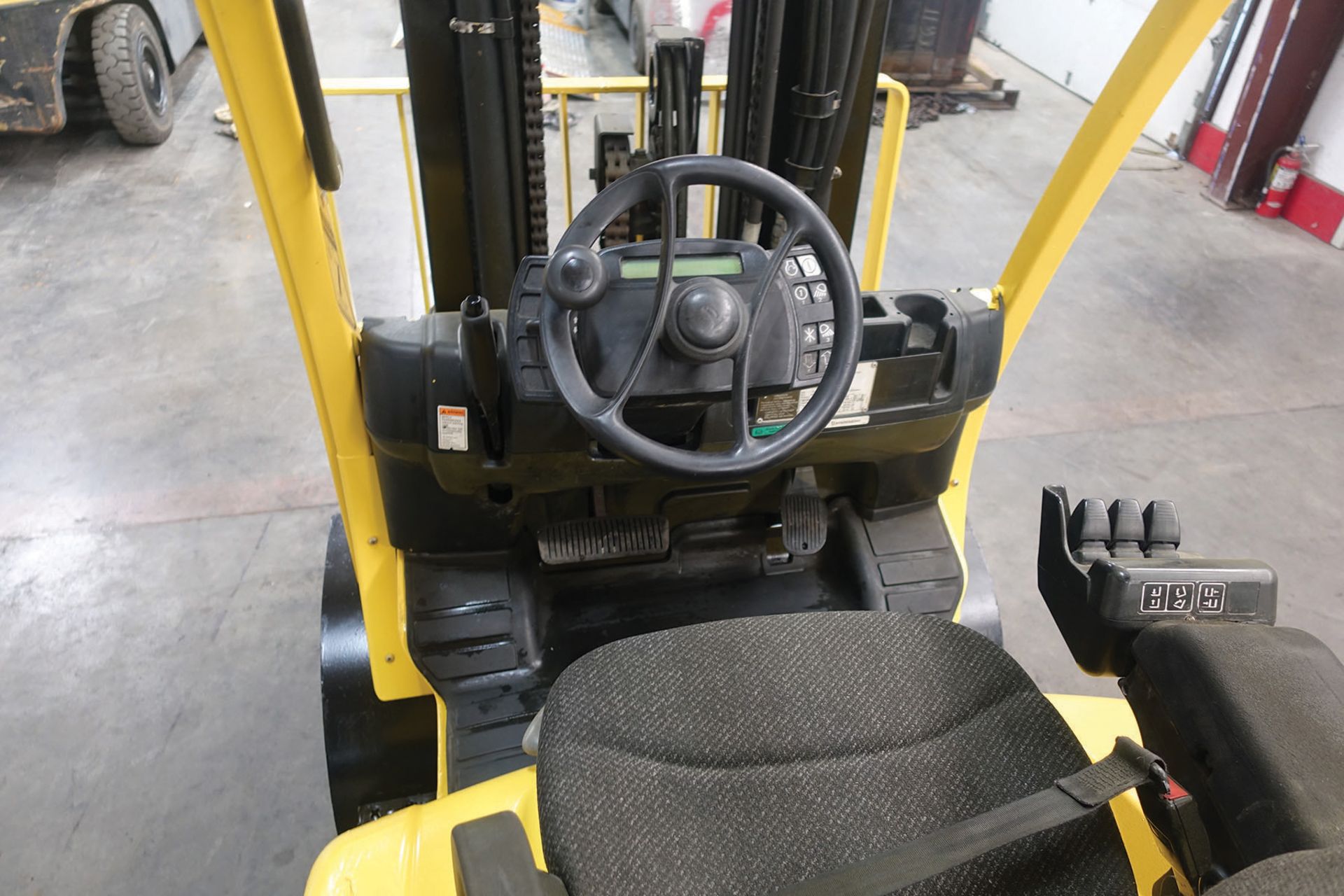 2007 HYSTER 8,000 LB. CAPACITY FORKLIFT; MODEL S80FT, S/N G004V02481E, LPG, SOLID TIRES, 87'' - Image 5 of 5