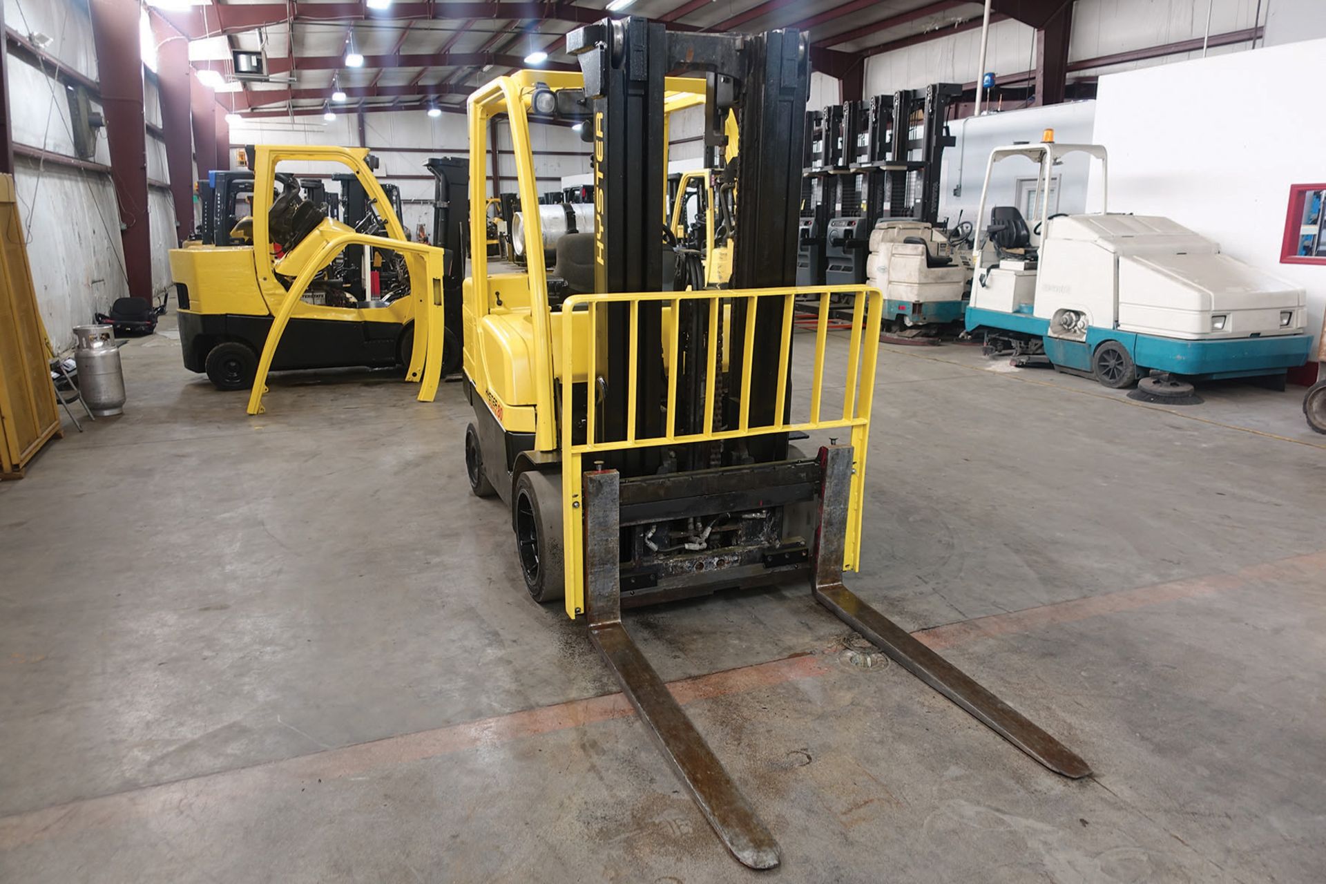 2007 HYSTER 8,000 LB. CAPACITY FORKLIFT; MODEL S80FT, S/N G004V02481E, LPG, SOLID TIRES, 87'' - Image 2 of 5