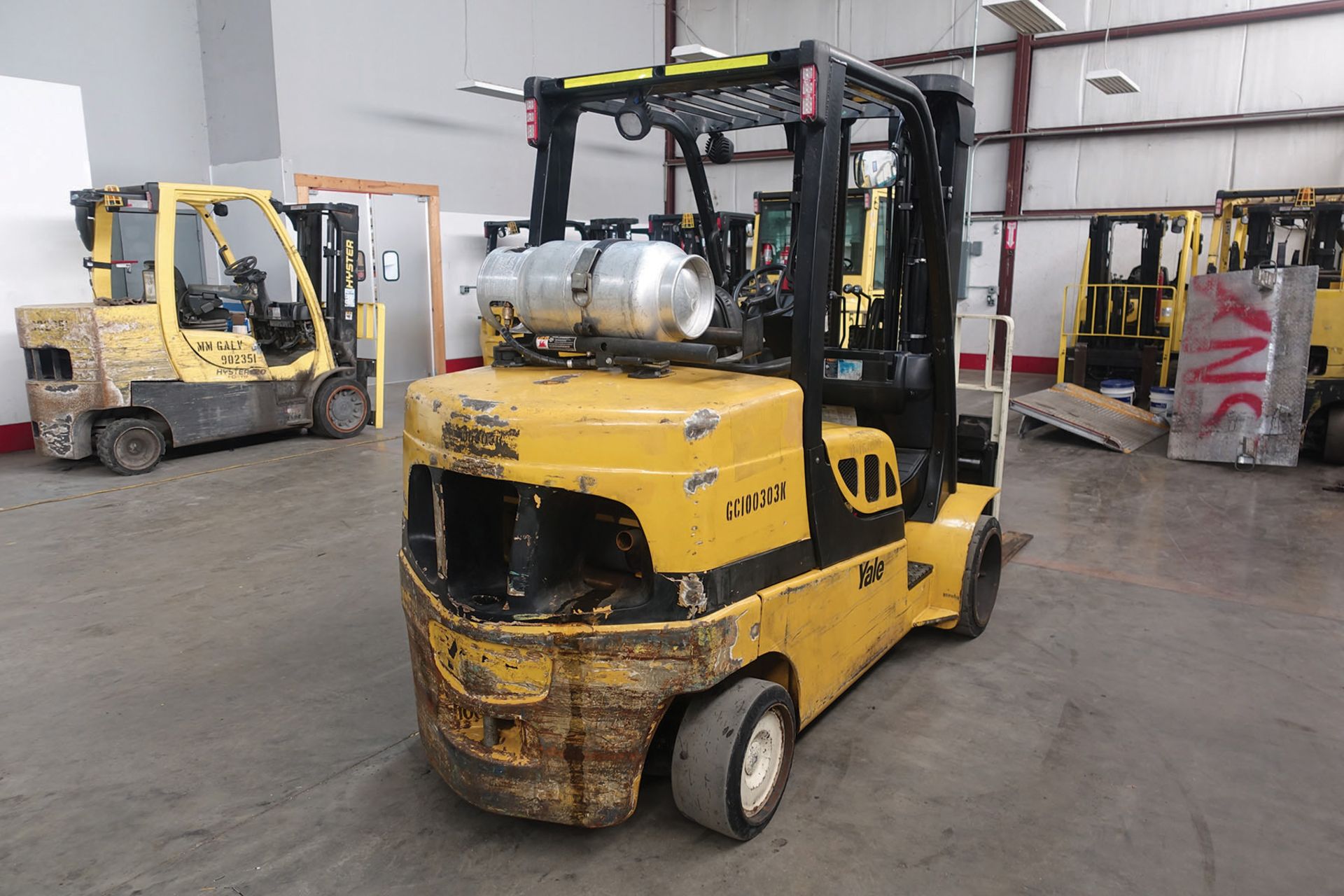 2012 YALE 10,000 LB. CAPACITY FORKLIFT; MODEL GLC100, S/N E818V04303K, LPG, SOLID TIRES, 90'' - Image 4 of 5