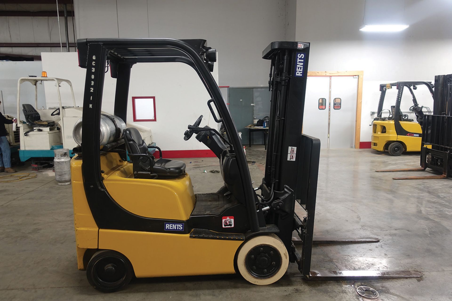 2012 YALE 3,000 LB. CAPACITY FORKLIFT; MODEL GLC030, S/N C809V06321K, LPG, SOLID TIRES, 82'' LOWERED - Image 3 of 5