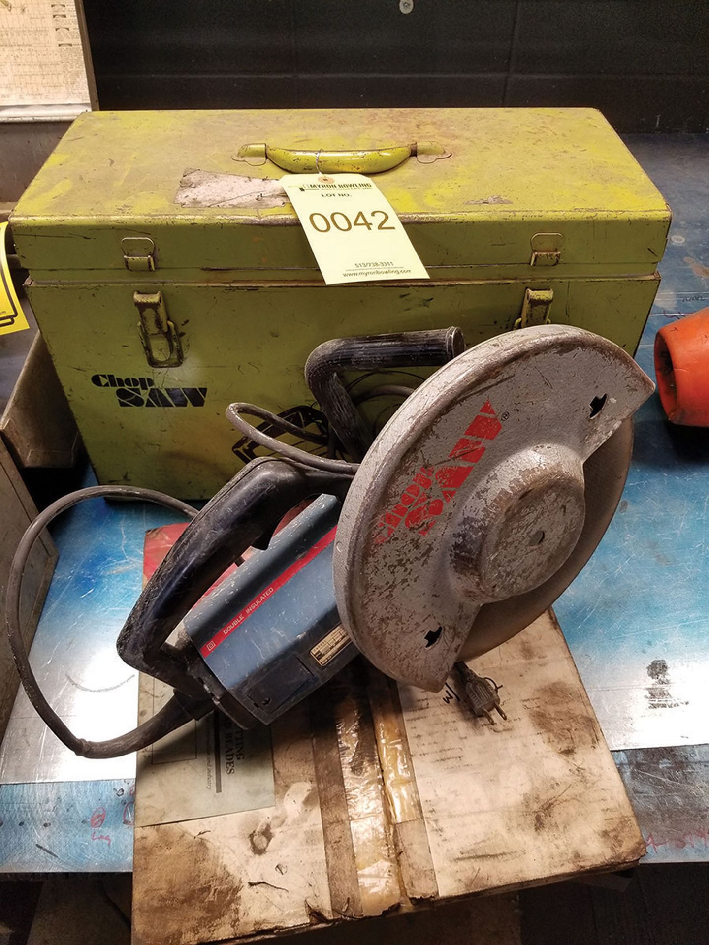 ELECTRIC BOSCH CONCRETE SAW WITH CASE & ABRASIVE BLADE