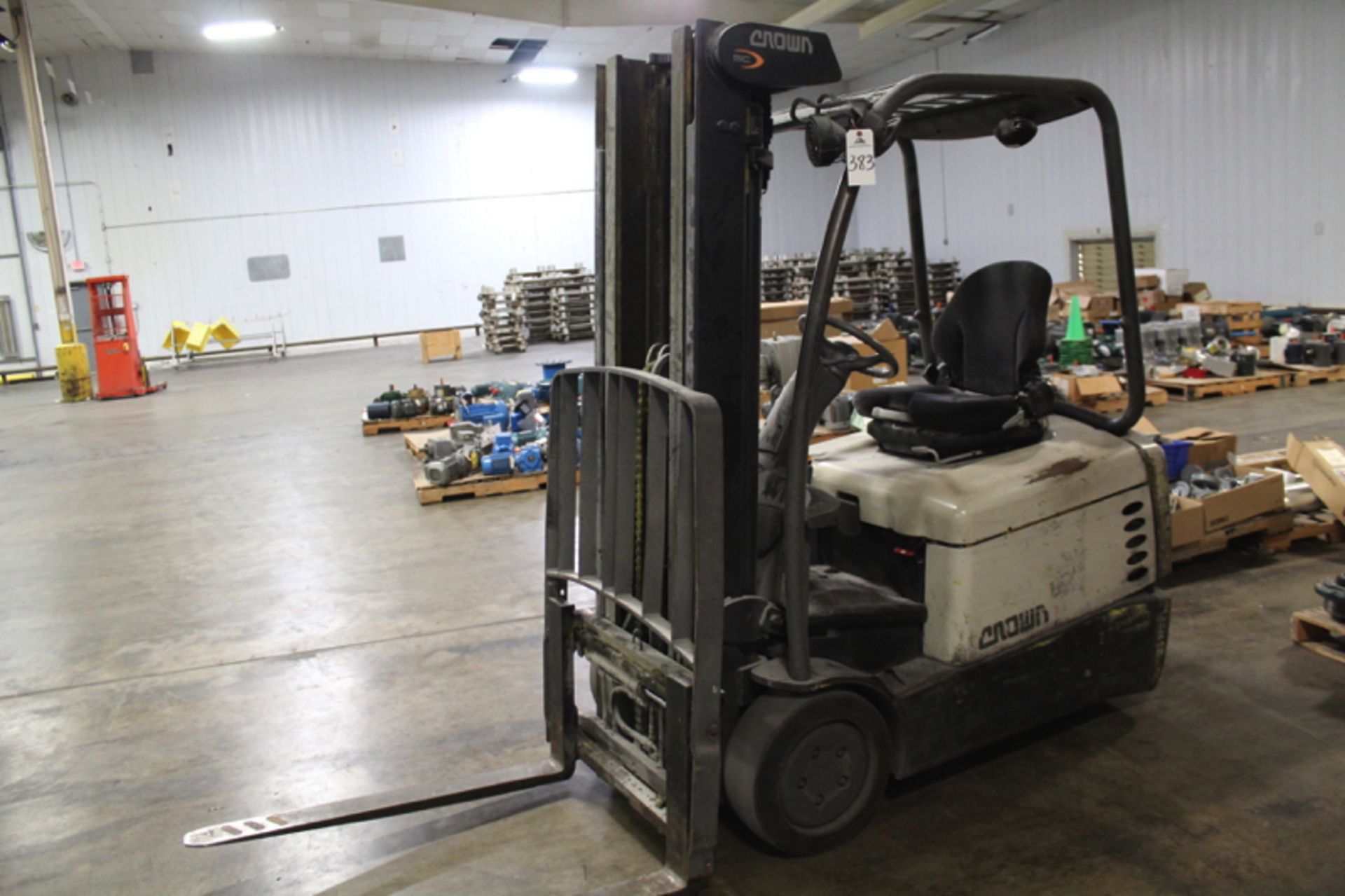 Crown 36 Volt Electric Forklift, 2750 Lb. Capacity, Sideshift, 1497 Hours, M# 55F-SSS-A172, S/N