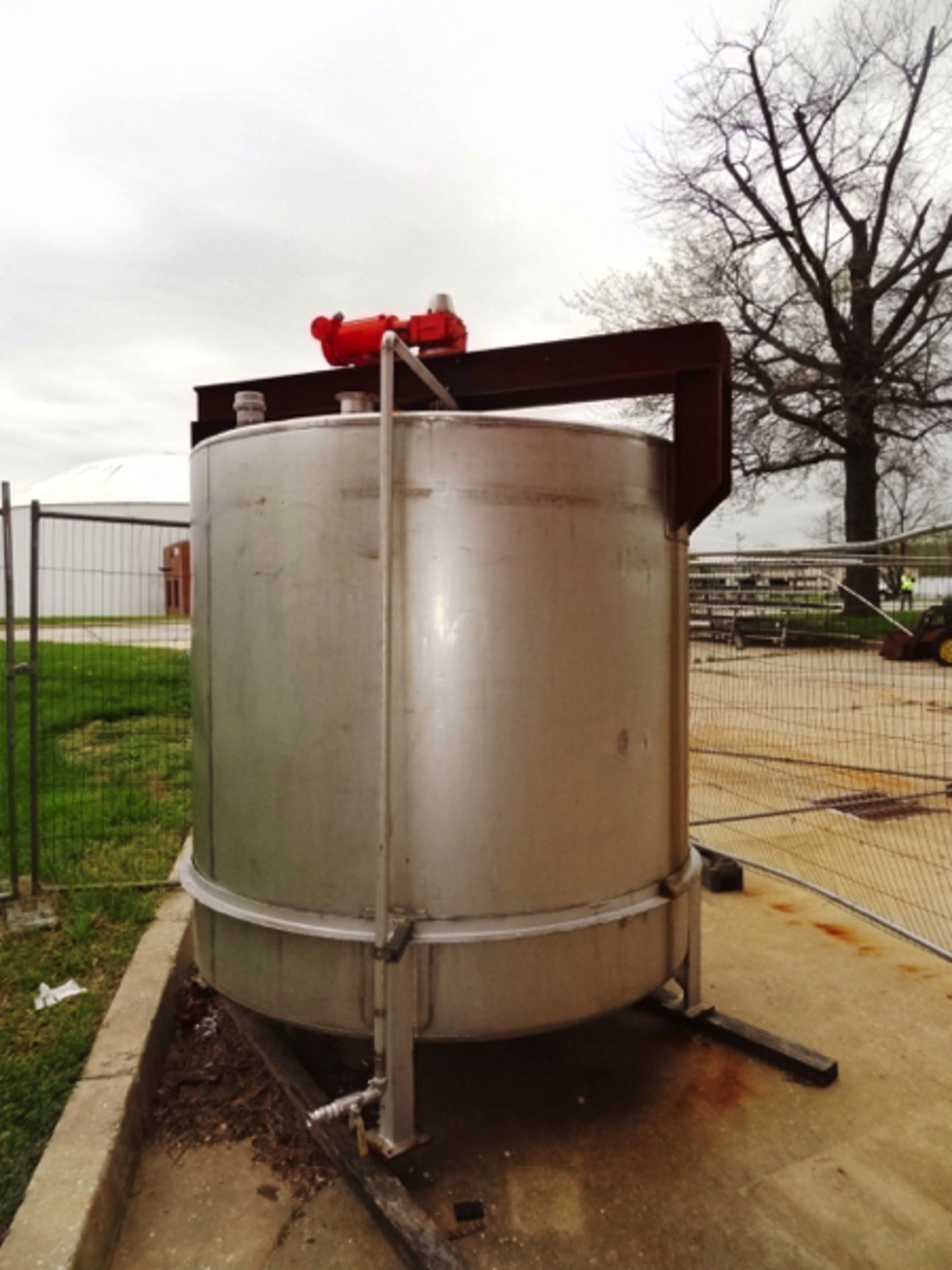 1,470 Gallon Stainless Steel Storage Tank, 6'-4" OD x 6' SW x 9'-6" OH, Conical Bottom 3" THD... - Image 3 of 8
