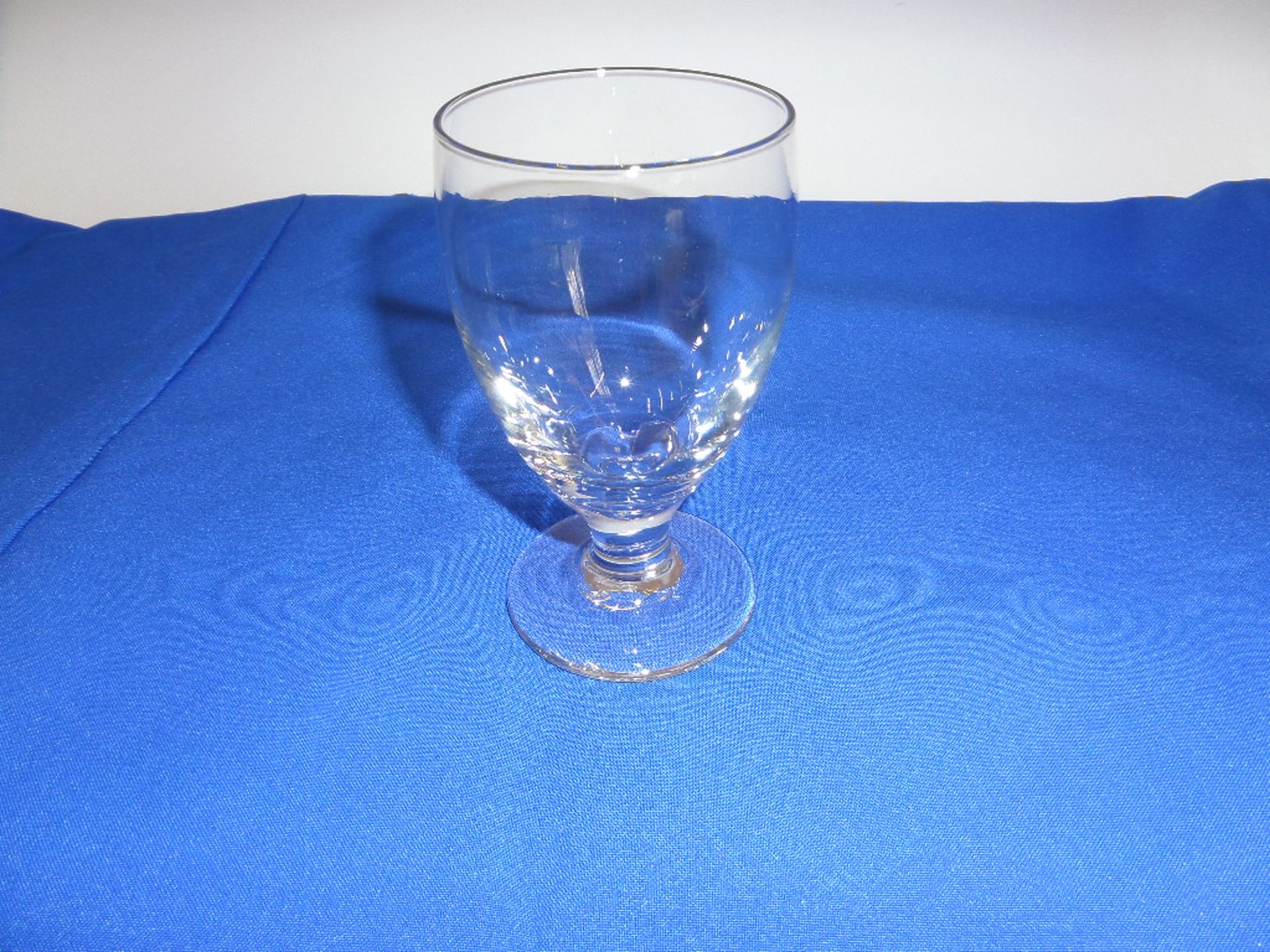 (334) Small Water Goblet Glasses in 14 Plastic Glass Racks