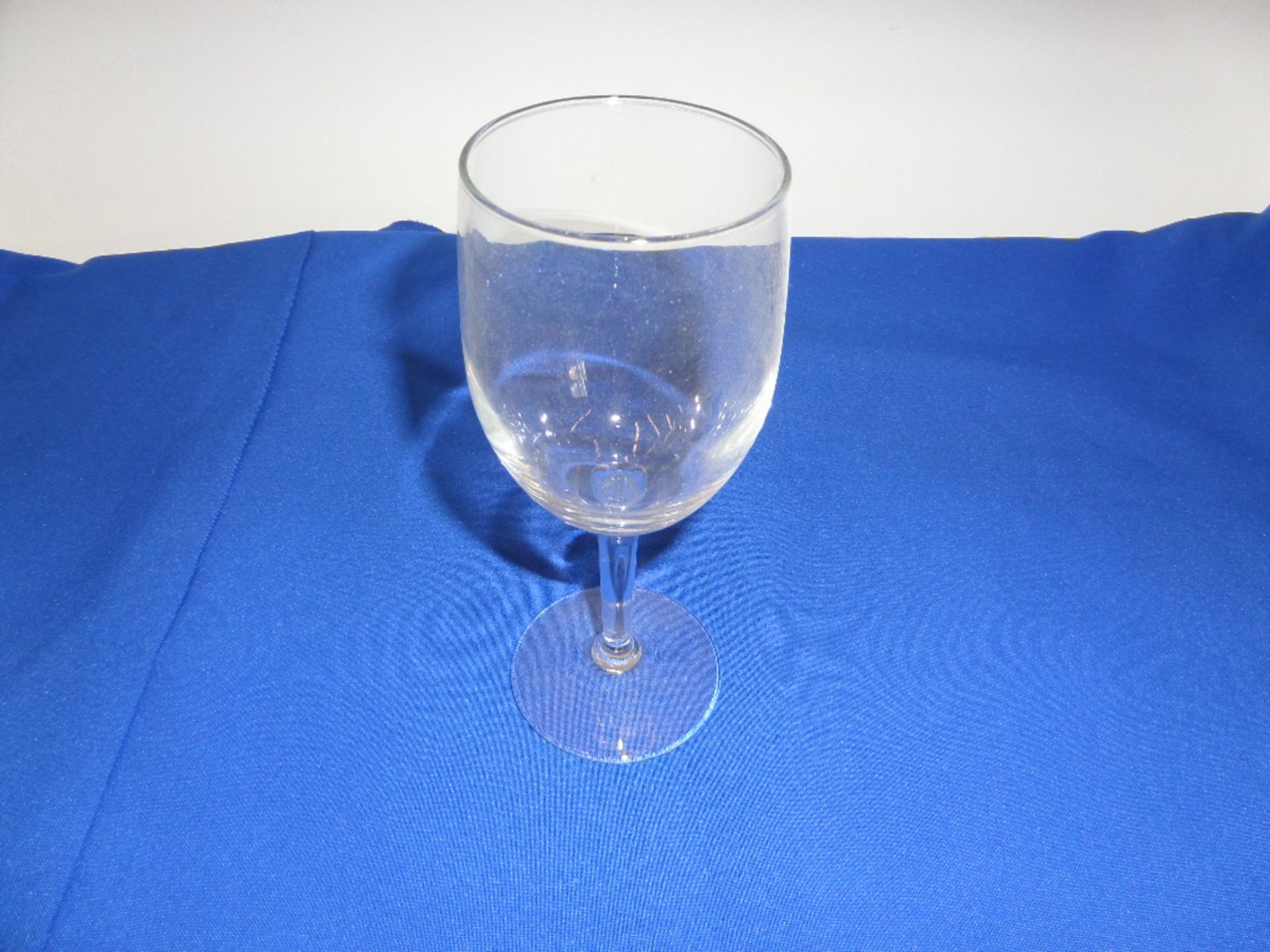 (144) White Wine Glasses in 4 Plastic Glass Racks