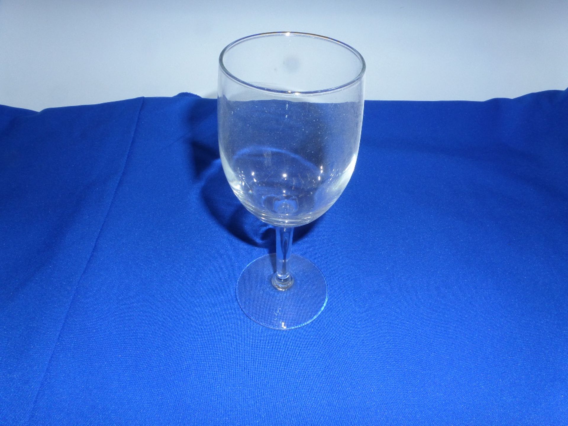 (131) White Wine Glasses in 4 Plastic Glass Racks