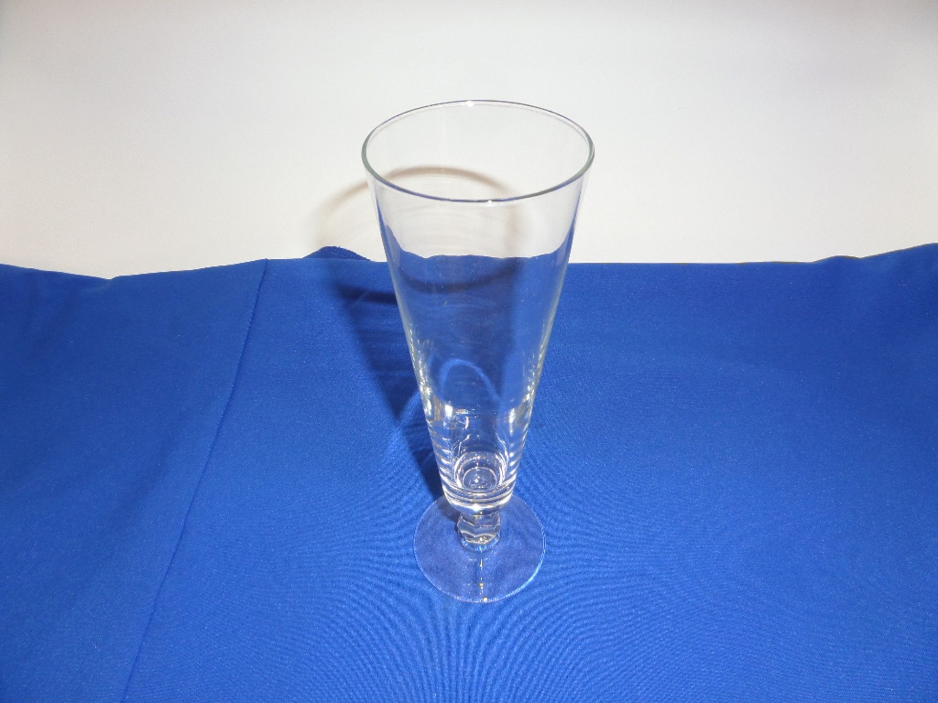 (180) Pilsner Glasses in 5 Plastic Glass Racks