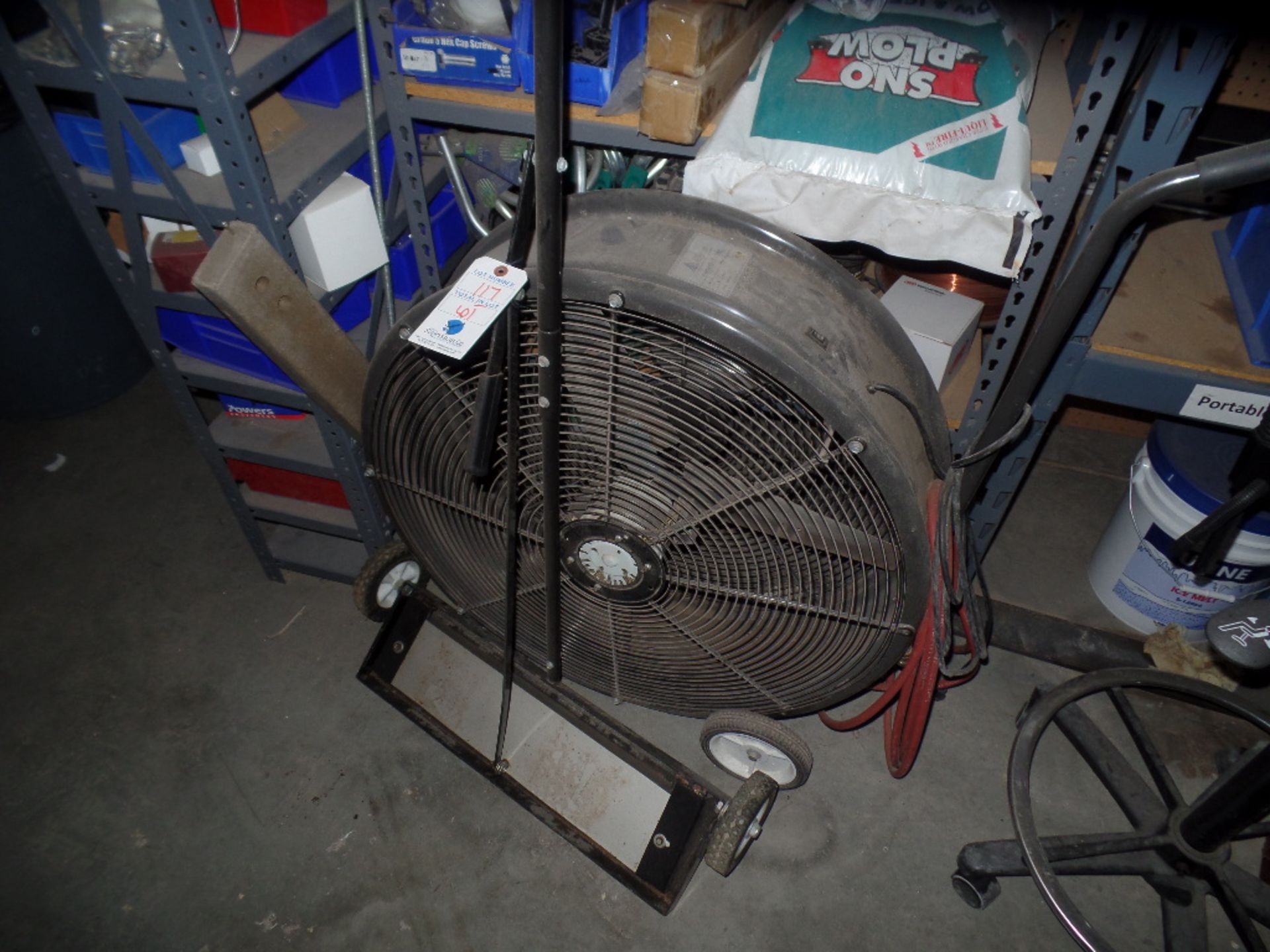 {LOT} 32" Fan & Magnetic Pickup Tool