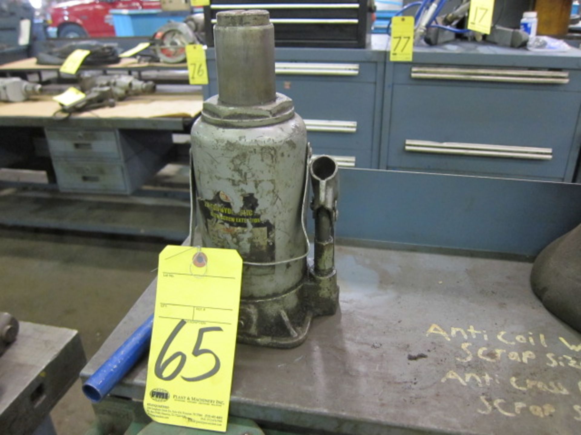 HYDRAULIC BOTTLE JACK, 20 T. cap.