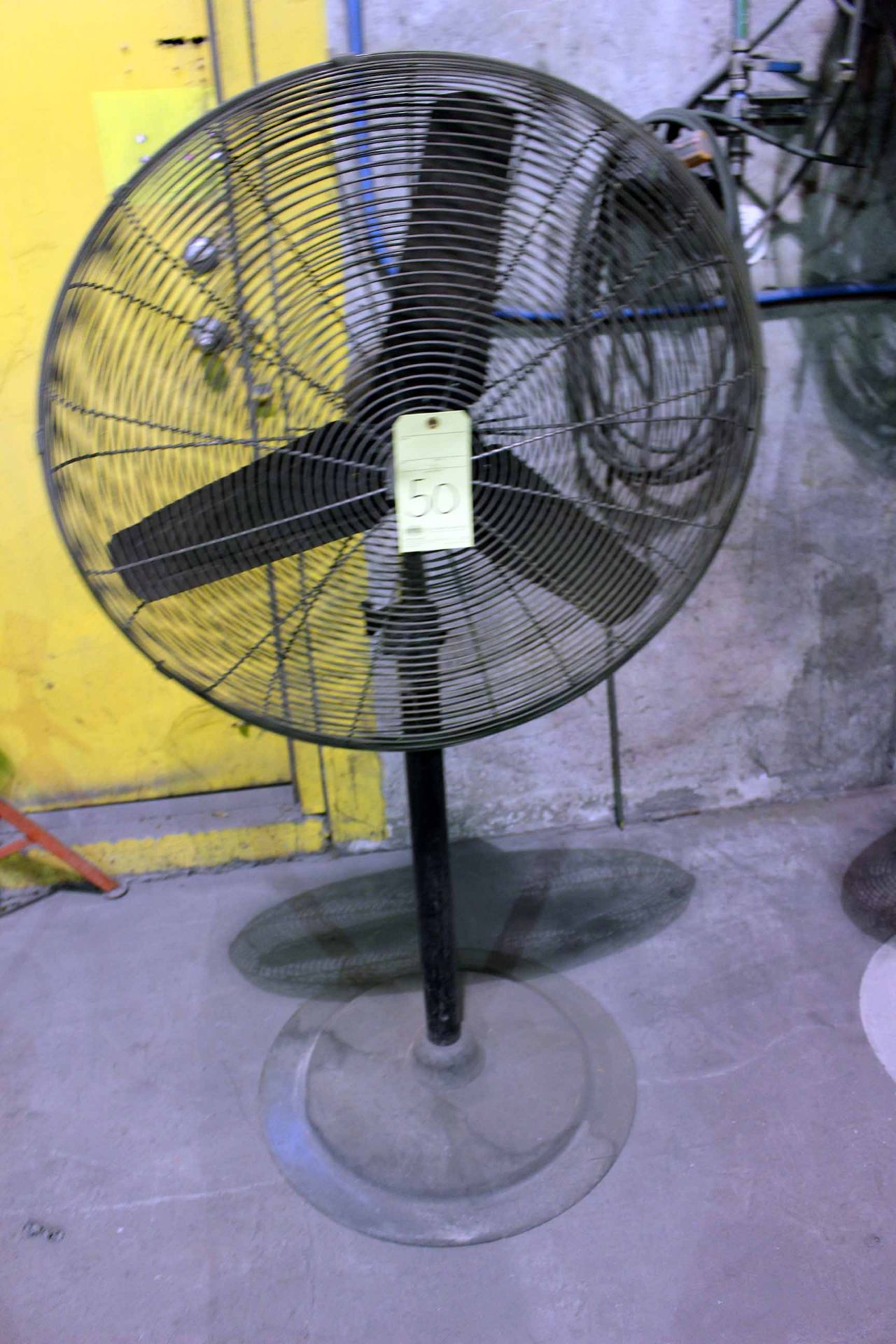 PEDESTAL SHOP FAN, 30"