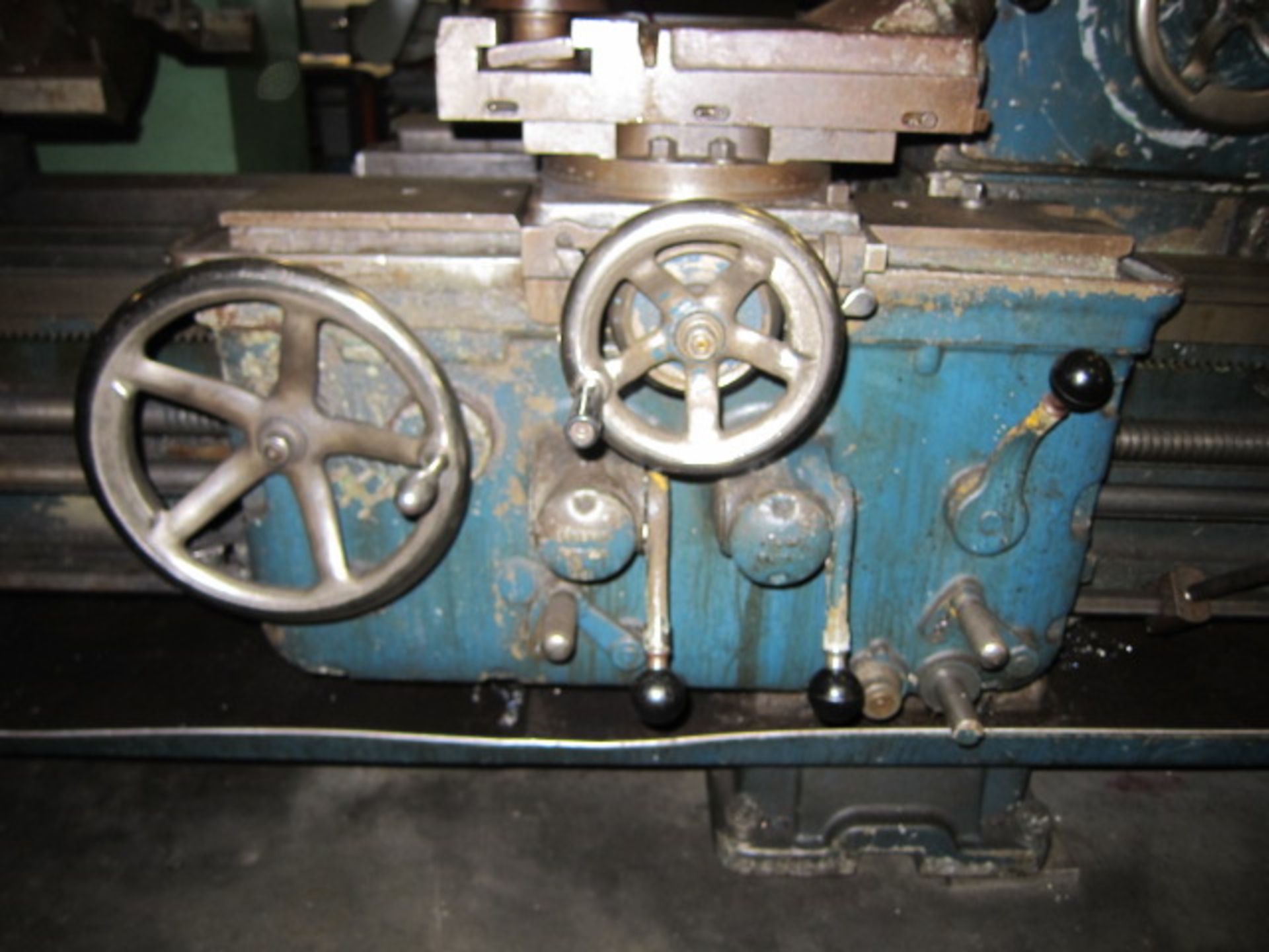 ENGINE LATHE, AXELSON 27-1/2" X 96", spds: 20-300 RPM, 2-axis D.R.O., 16" dia. 3-jaw chuck, (4) - Image 6 of 7