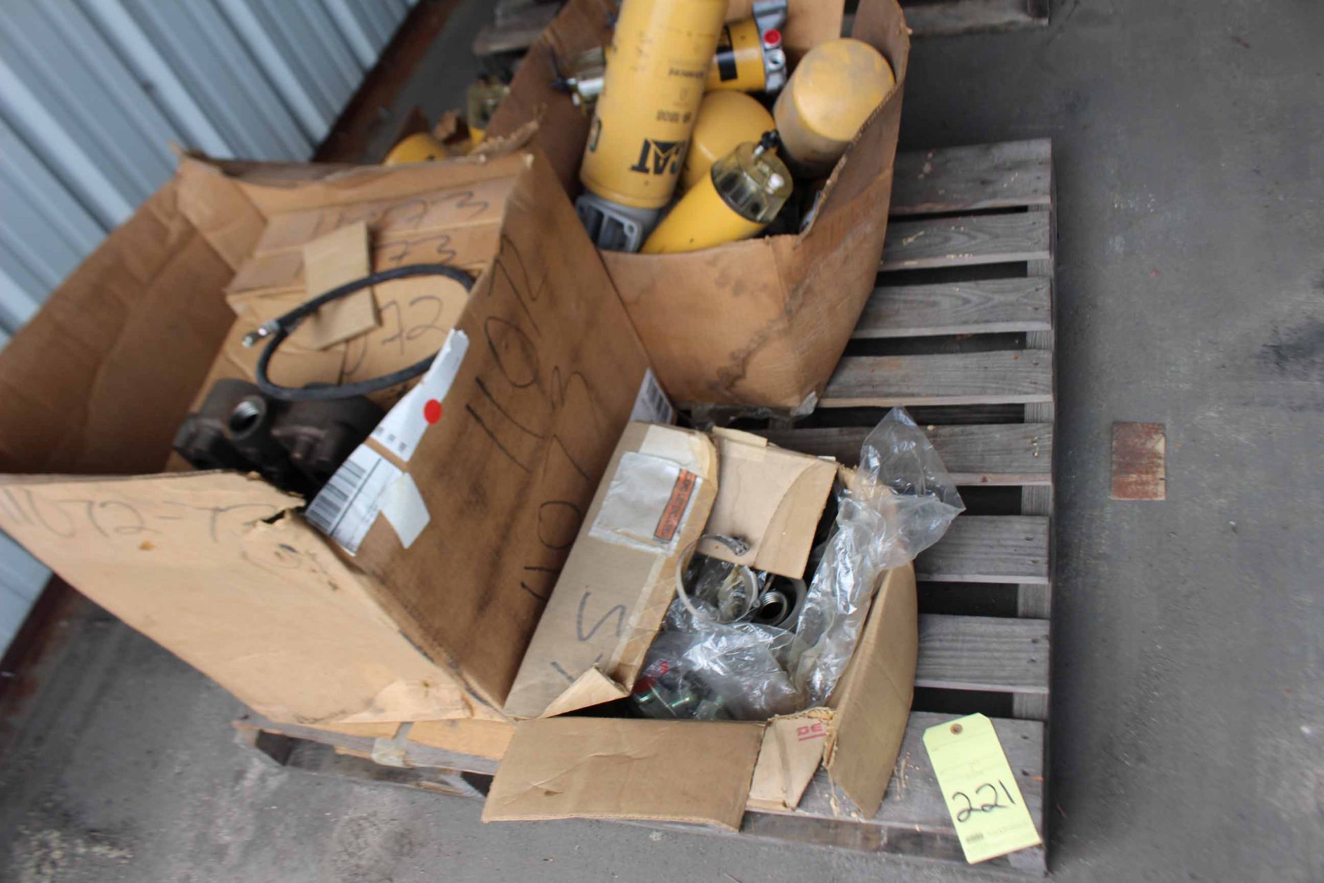 LOT OF ENGINE PARTS (on one pallet)