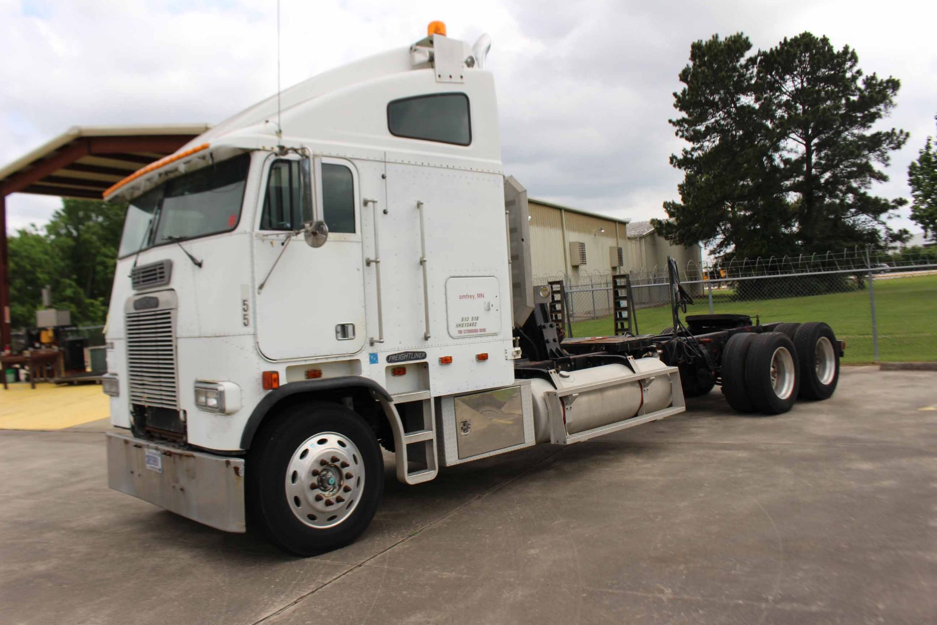 CAB OVER 18-WHEELER TRACTOR TRUCK, FREIGHTLINER, GVWR 52,000, PTO, tandem rear axles, 106949.6 - Image 2 of 6