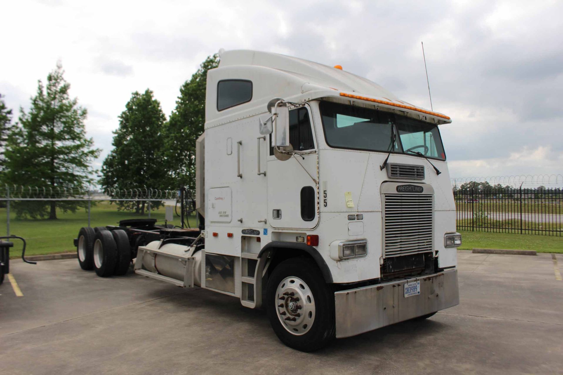 CAB OVER 18-WHEELER TRACTOR TRUCK, FREIGHTLINER, GVWR 52,000, PTO, tandem rear axles, 106949.6
