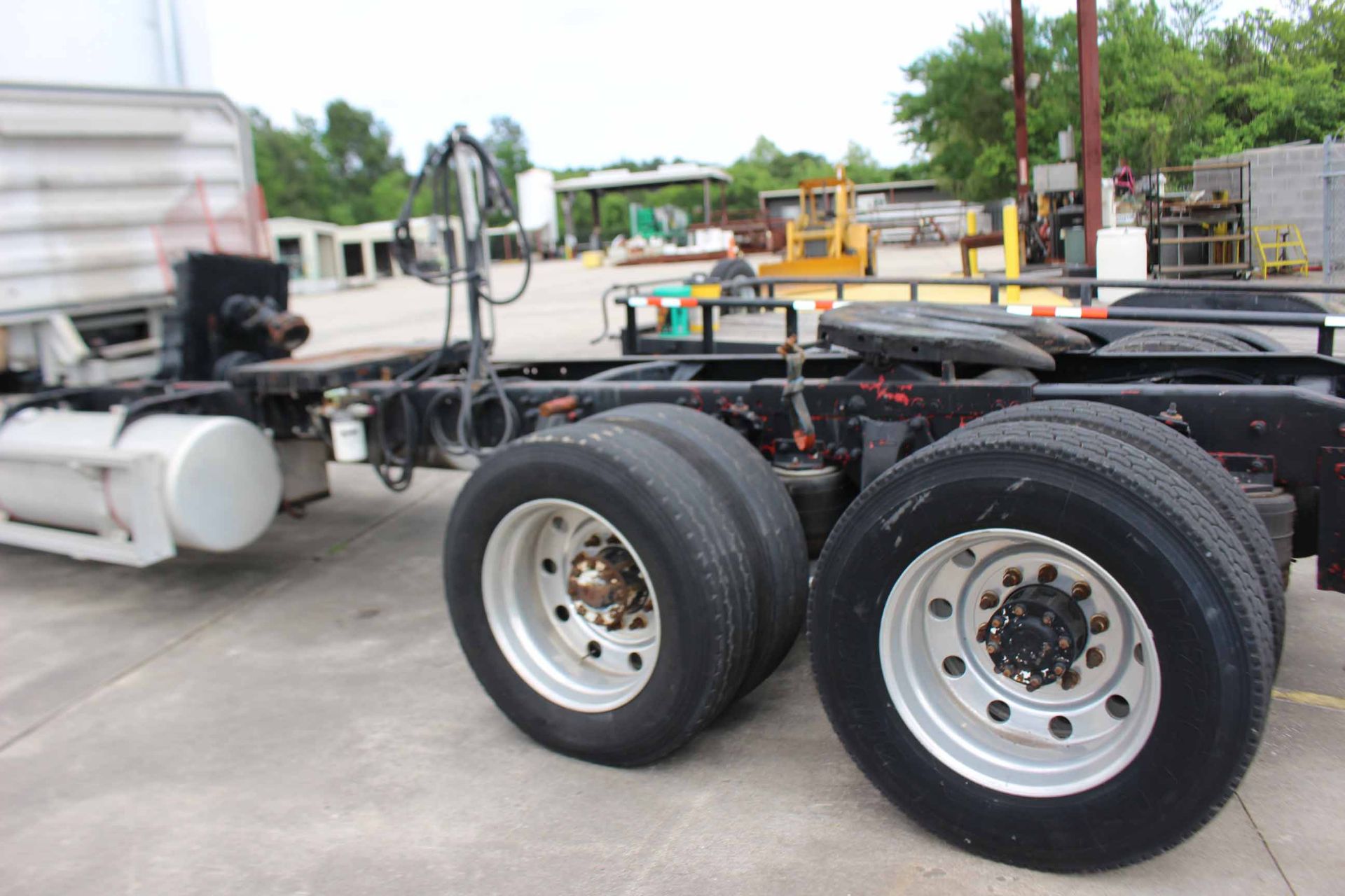 CAB OVER 18-WHEELER TRACTOR TRUCK, FREIGHTLINER, GVWR 52,000, PTO, tandem rear axles, 106949.6 - Image 3 of 6