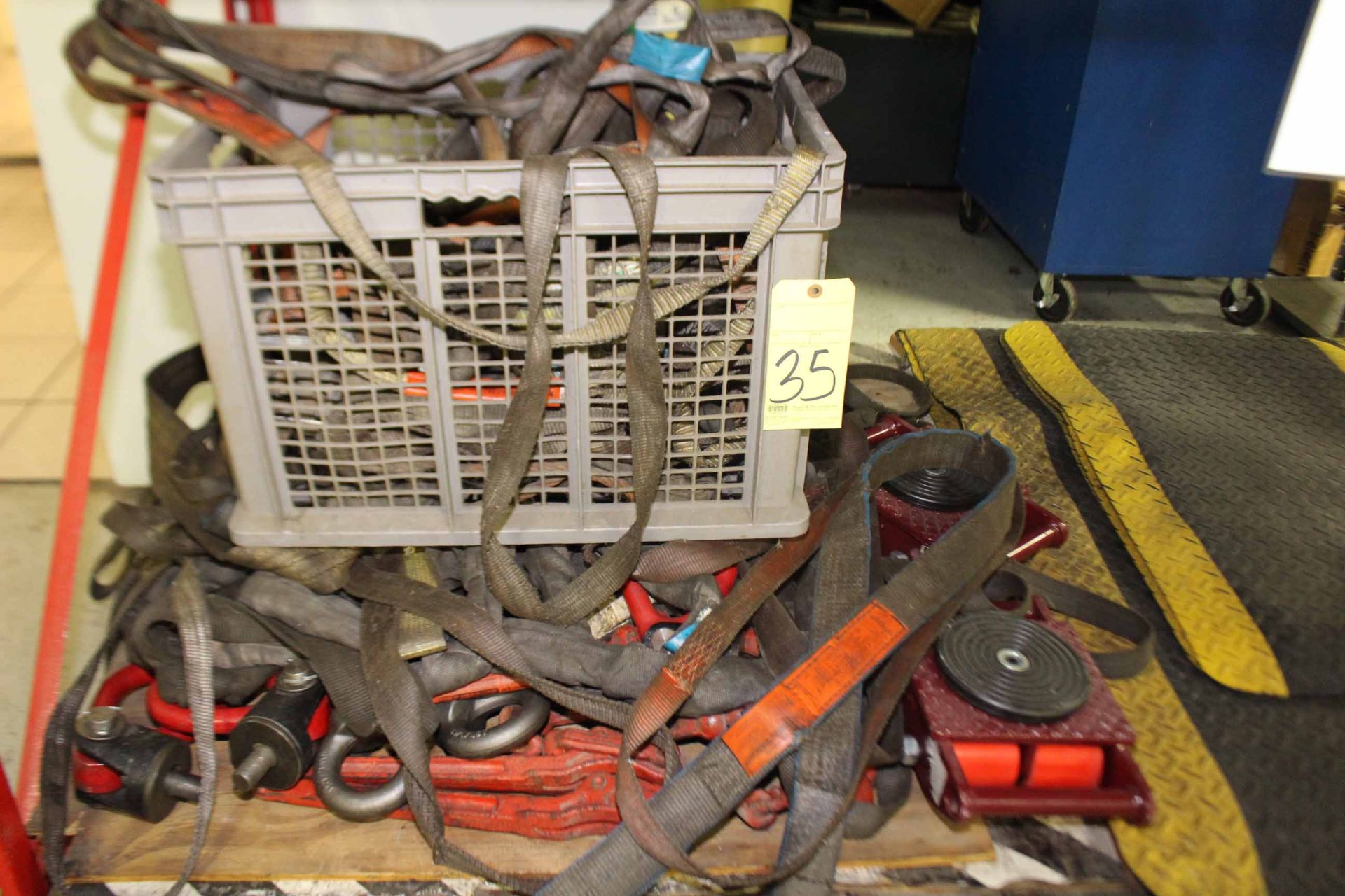 LOT CONSISTING OF: rigging straps, machine skates chain binders