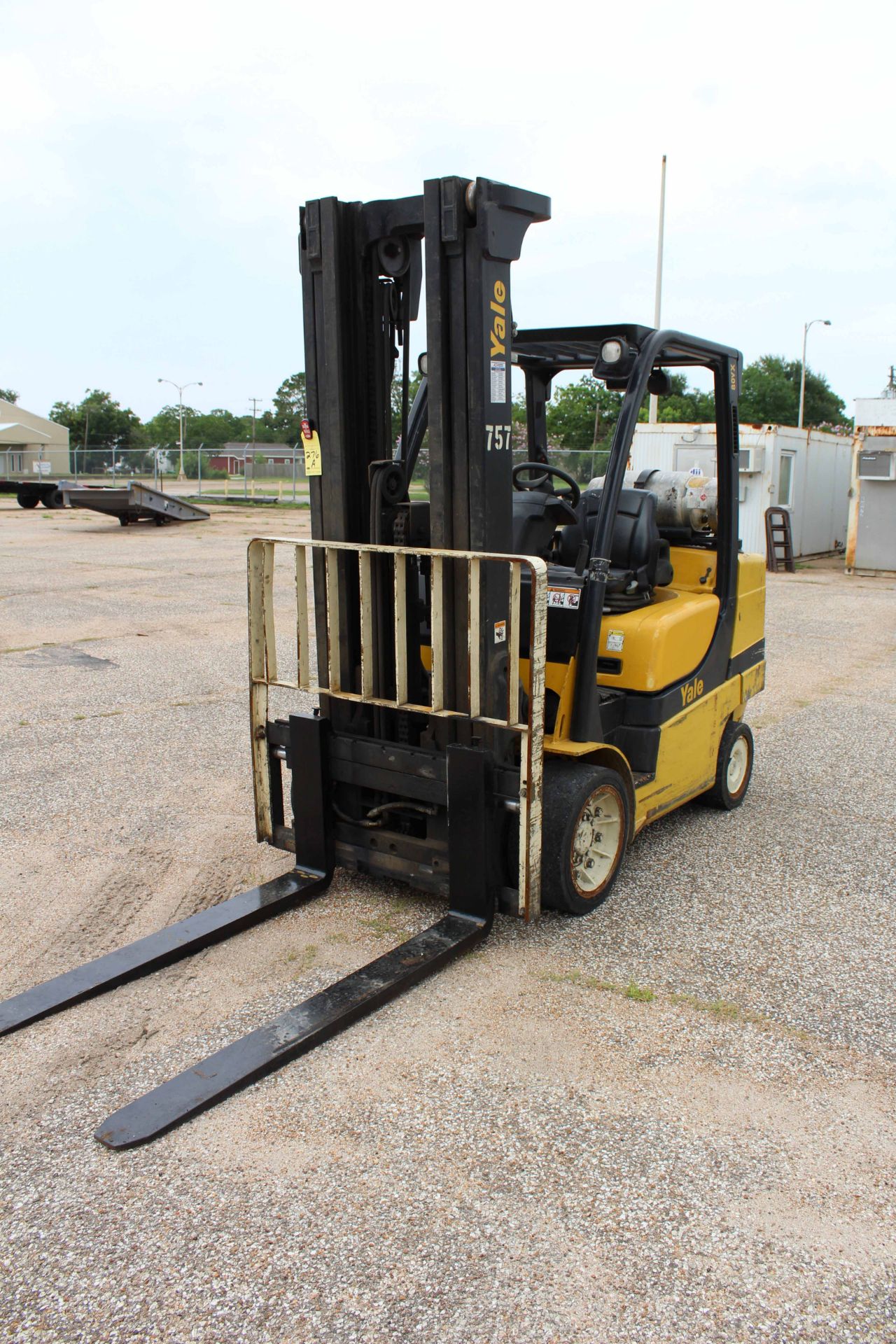 FORKLIFT, YALE 8,000 LB. CAP. MDL. GLC080VXNSE100, new 2011, LPG, 100" triple stage mast, 218" - Image 2 of 6