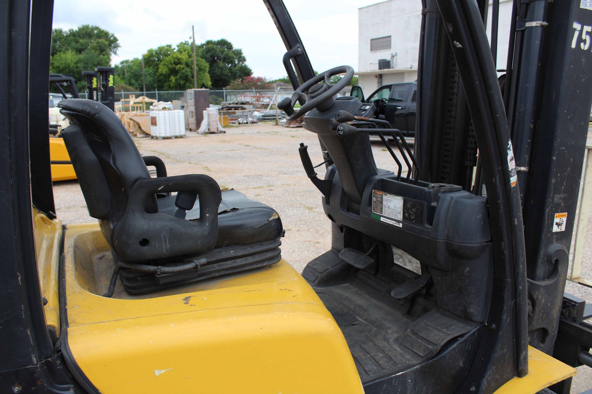 FORKLIFT, YALE 8,000 LB. CAP. MDL. GLC080VXNSE100, new 2011, LPG, 100" triple stage mast, 218" - Image 5 of 6