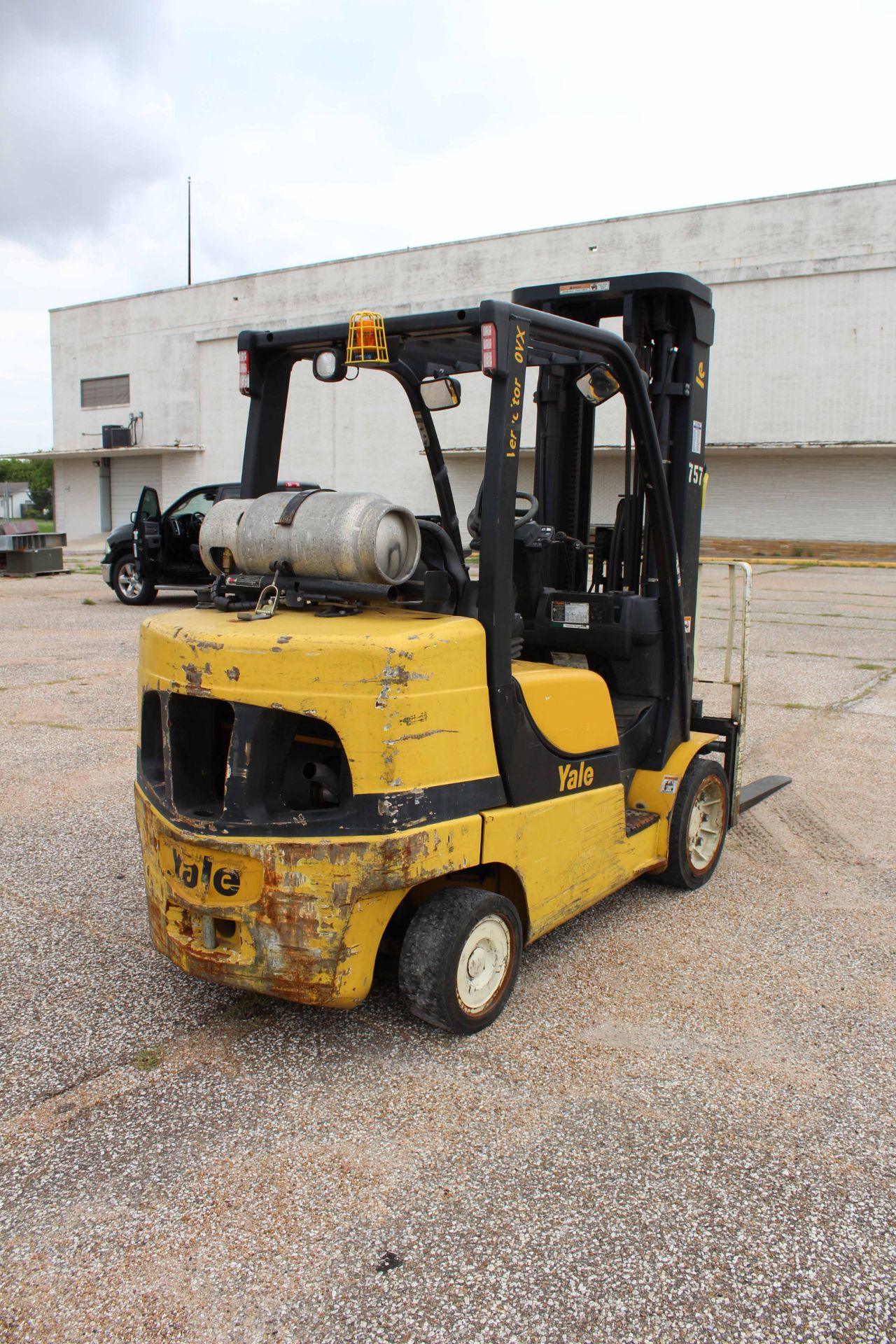 FORKLIFT, YALE 8,000 LB. CAP. MDL. GLC080VXNSE100, new 2011, LPG, 100" triple stage mast, 218" - Image 4 of 6