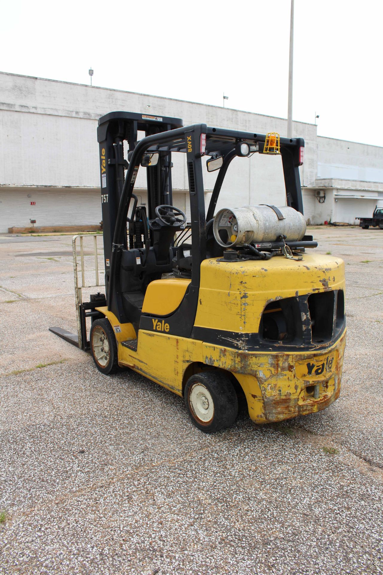 FORKLIFT, YALE 8,000 LB. CAP. MDL. GLC080VXNSE100, new 2011, LPG, 100" triple stage mast, 218" - Image 3 of 6