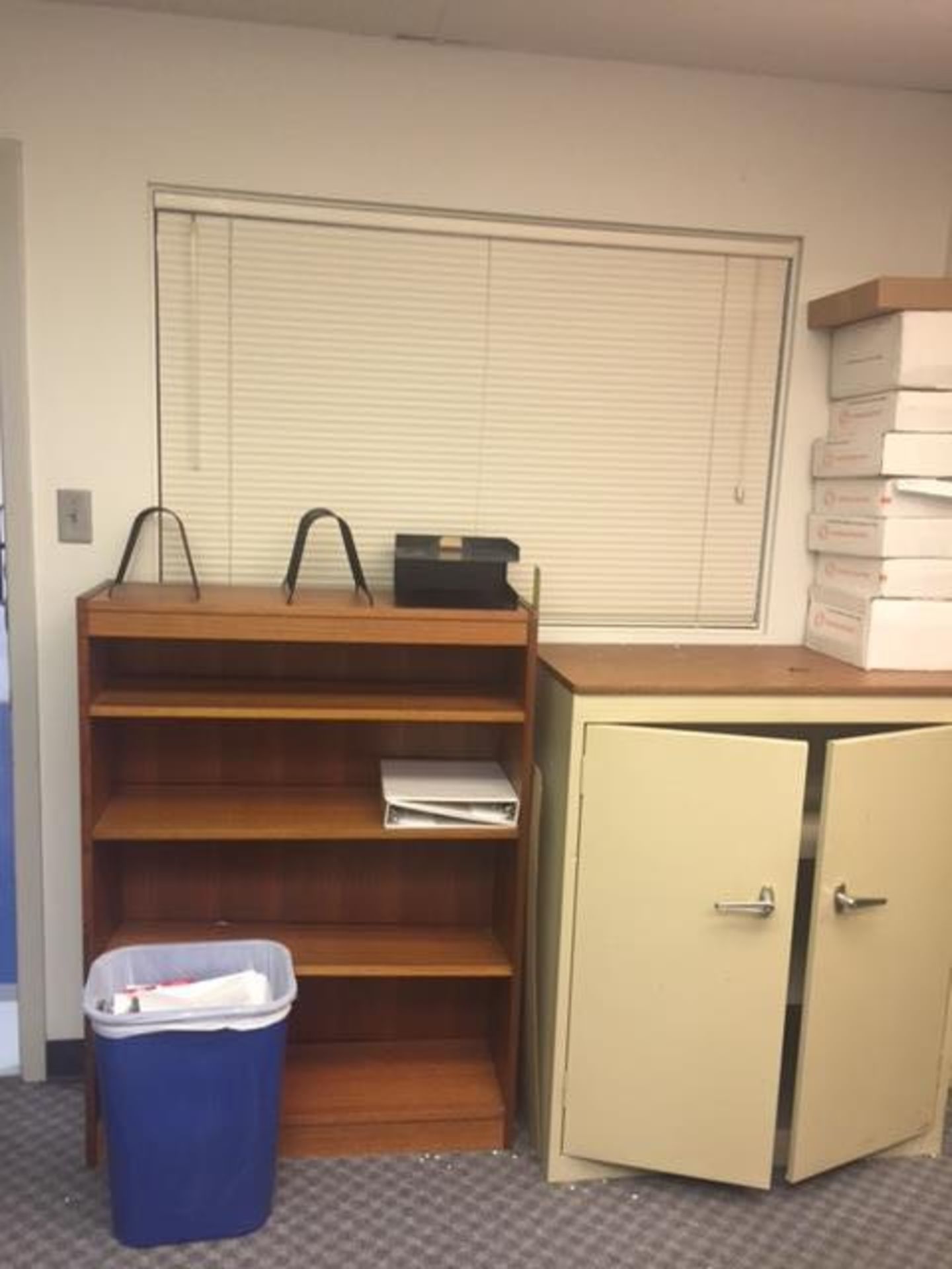 LOT OF OFFICE FURNITURE - Image 3 of 4