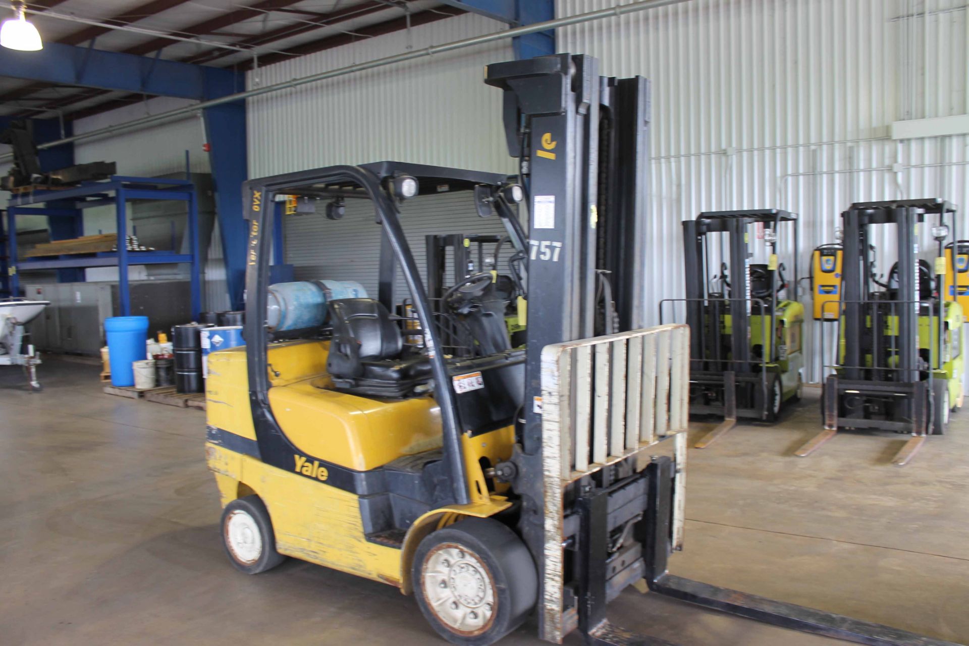 FORKLIFT, YALE 8,000 LB. CAP. MDL. GLC080VXNSE100, new 2011, LPG, 100" triple stage mast, 218" - Image 2 of 4