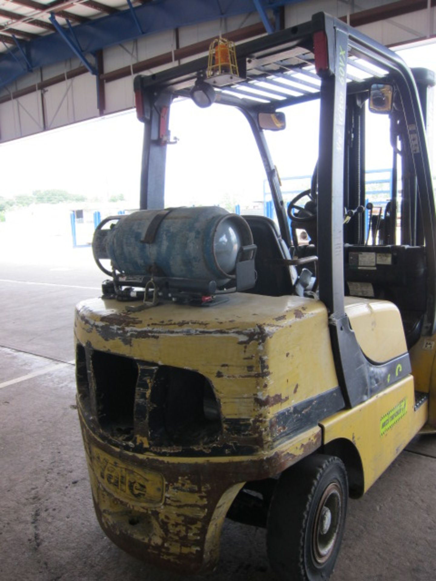 FORKLIFT, YALE 6,000 LB. CAP. MDL. GLP060VXEVSE093, new 2006, LPG, 93” triple stage mast, 199” - Image 6 of 8