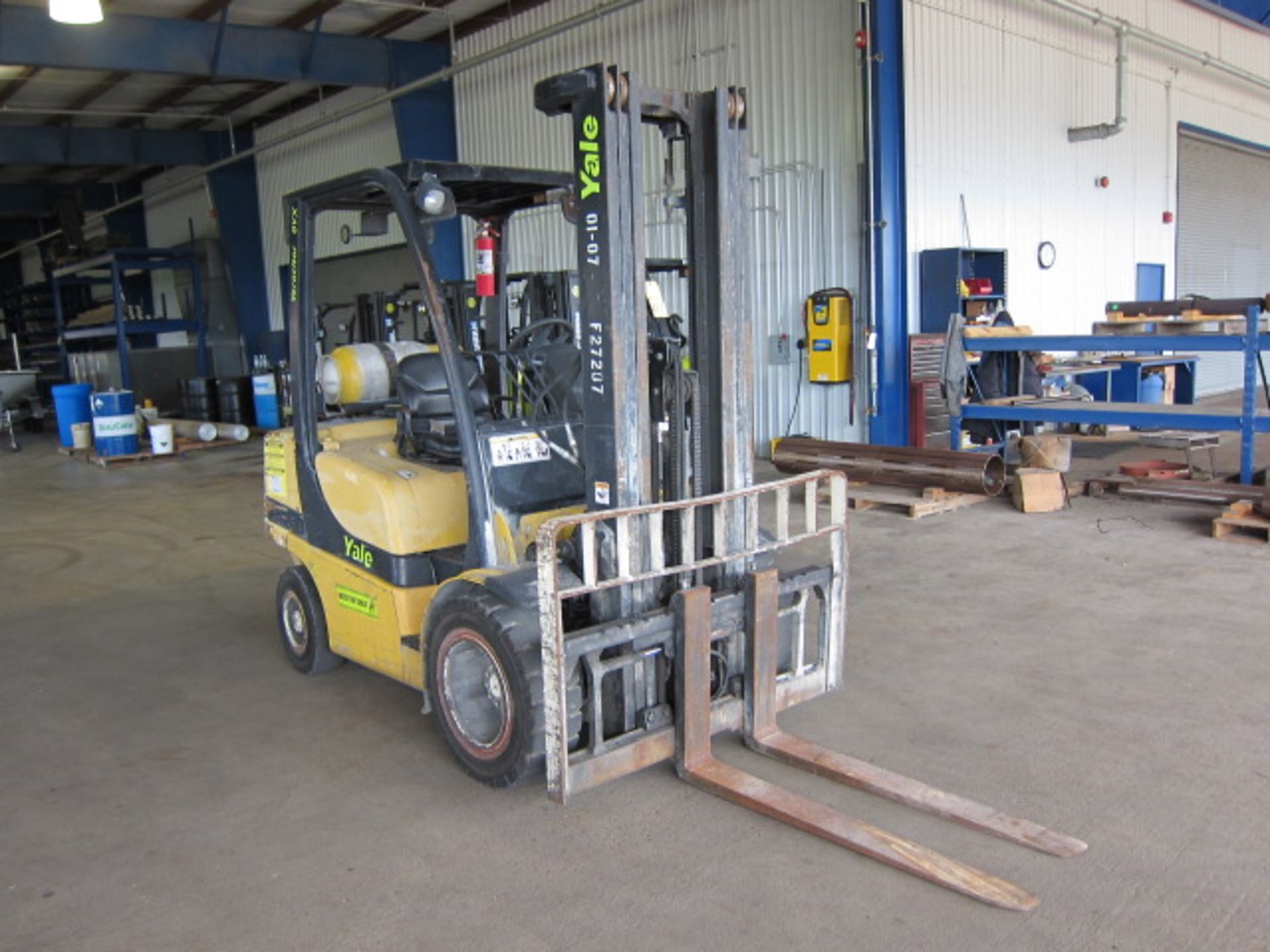 FORKLIFT, YALE 6,000 LB. CAP. MDL. GLP060VXEVSE093, new 2006, LPG, 93” triple stage mast, 199” - Image 2 of 7