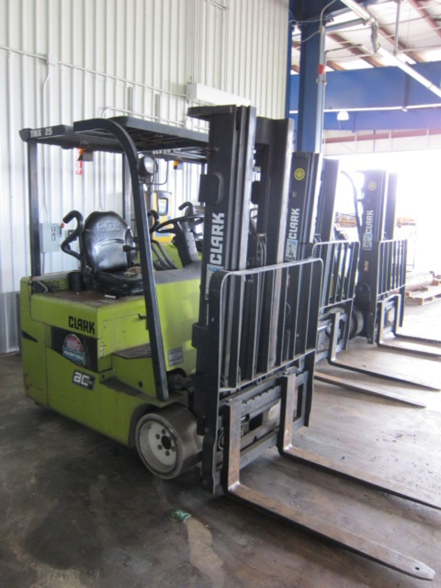 ELECTRIC FORKLIFT, CLARK 4,500 LB. CAP. MDL. TMX-25, 3-wheel design, 4,500 lb. @ 24” L.C., 36 v., - Image 4 of 7