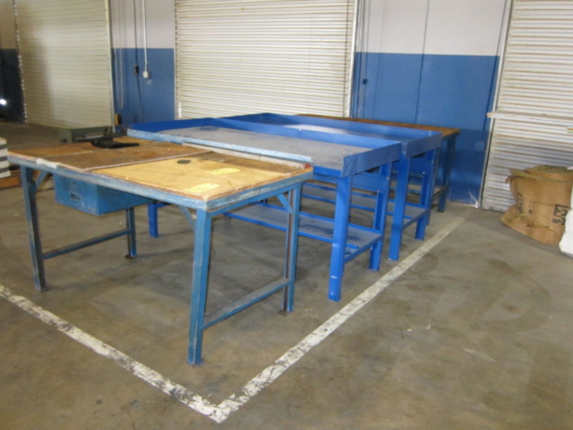 LOT OF WORKBENCHES (4), assorted