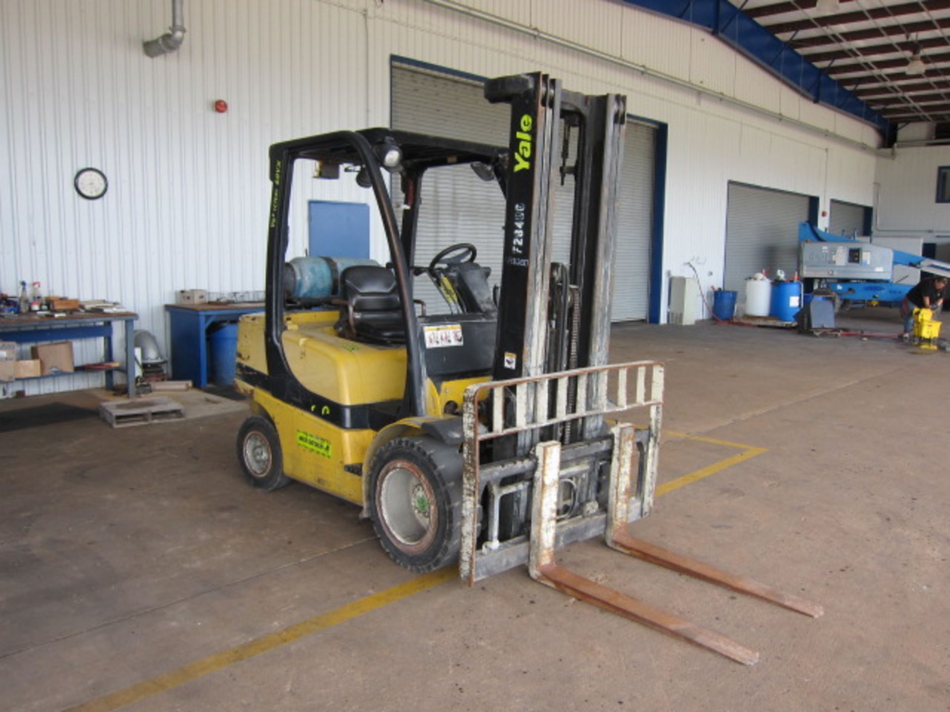 FORKLIFT, YALE 6,000 LB. CAP. MDL. GLP060VXEVSE093, new 2006, LPG, 93” triple stage mast, 199” - Image 2 of 8