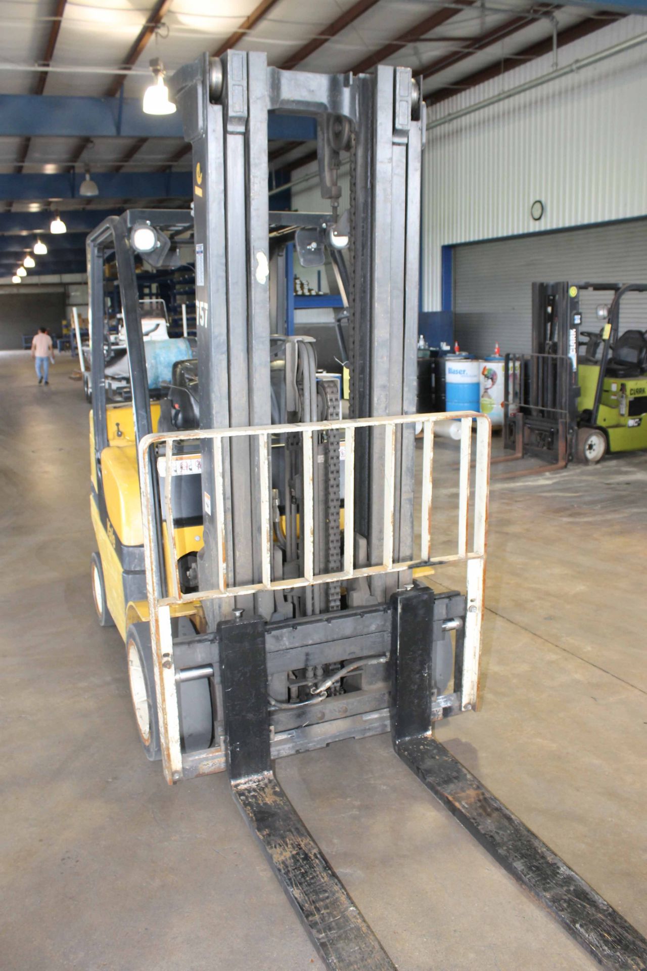 FORKLIFT, YALE 8,000 LB. CAP. MDL. GLC080VXNSE100, new 2011, LPG, 100" triple stage mast, 218" - Image 3 of 4