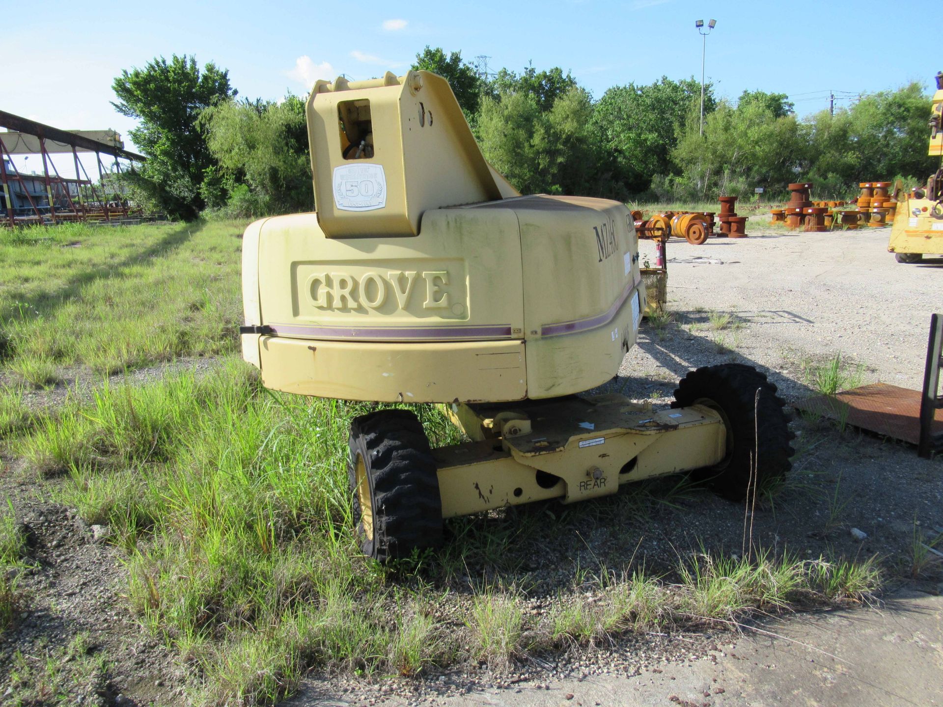 GROVE MDL. MZ46C MANLIFT, new 1997, 40’ max. travel height, 500 lbs. max load. Steel toe shoes, - Image 3 of 7