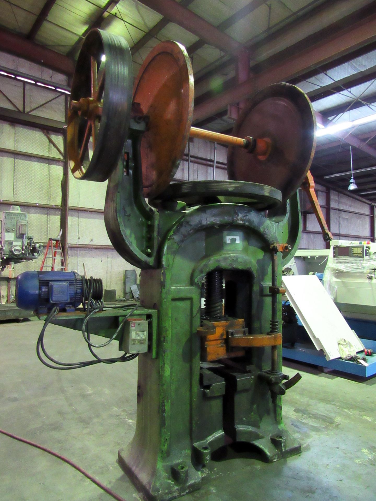 GUTMANN 100 T. CAP. FRICTION SCREW TYPE FORGING PRESS, 19.75” x 19.75” bed, 10” stroke, 16” - Image 2 of 7