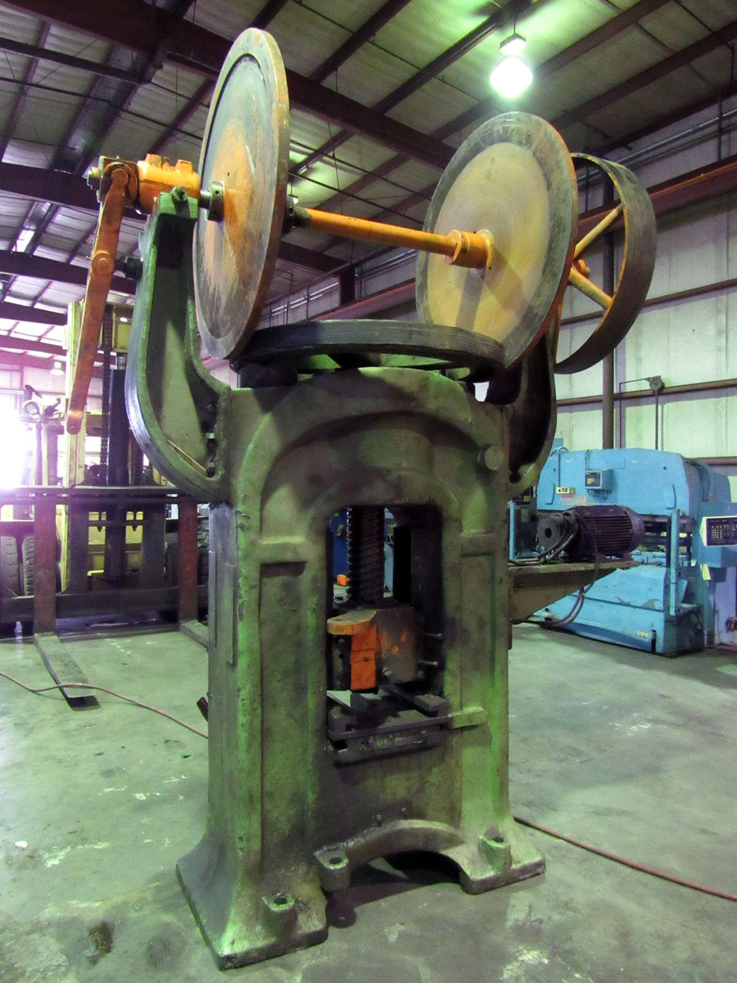 GUTMANN 100 T. CAP. FRICTION SCREW TYPE FORGING PRESS, 19.75” x 19.75” bed, 10” stroke, 16” - Image 4 of 7