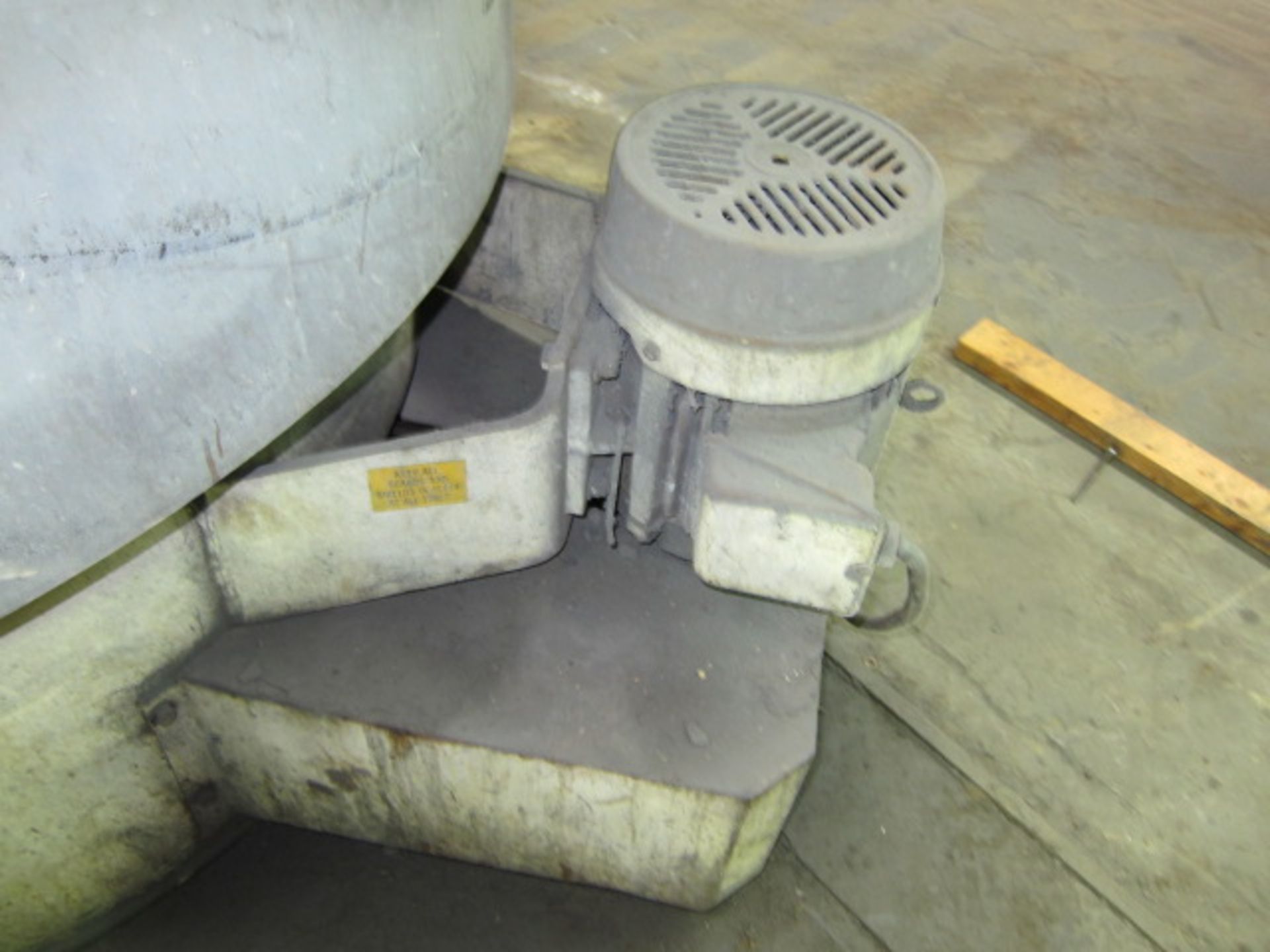 VIBRATORY FINISHER, VIBTECH, approx. 10 cu. ft., air operated dam, compound injection system, - Image 4 of 4