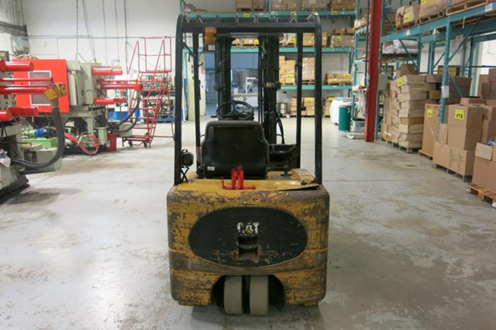 CATERPILLAR, EP20KT, 3,700 LBS., 3 STAGE, 3-WHEEL, BATTERY POWERED, FORKLIFT, SIDESHIFT, 188" - Image 4 of 13