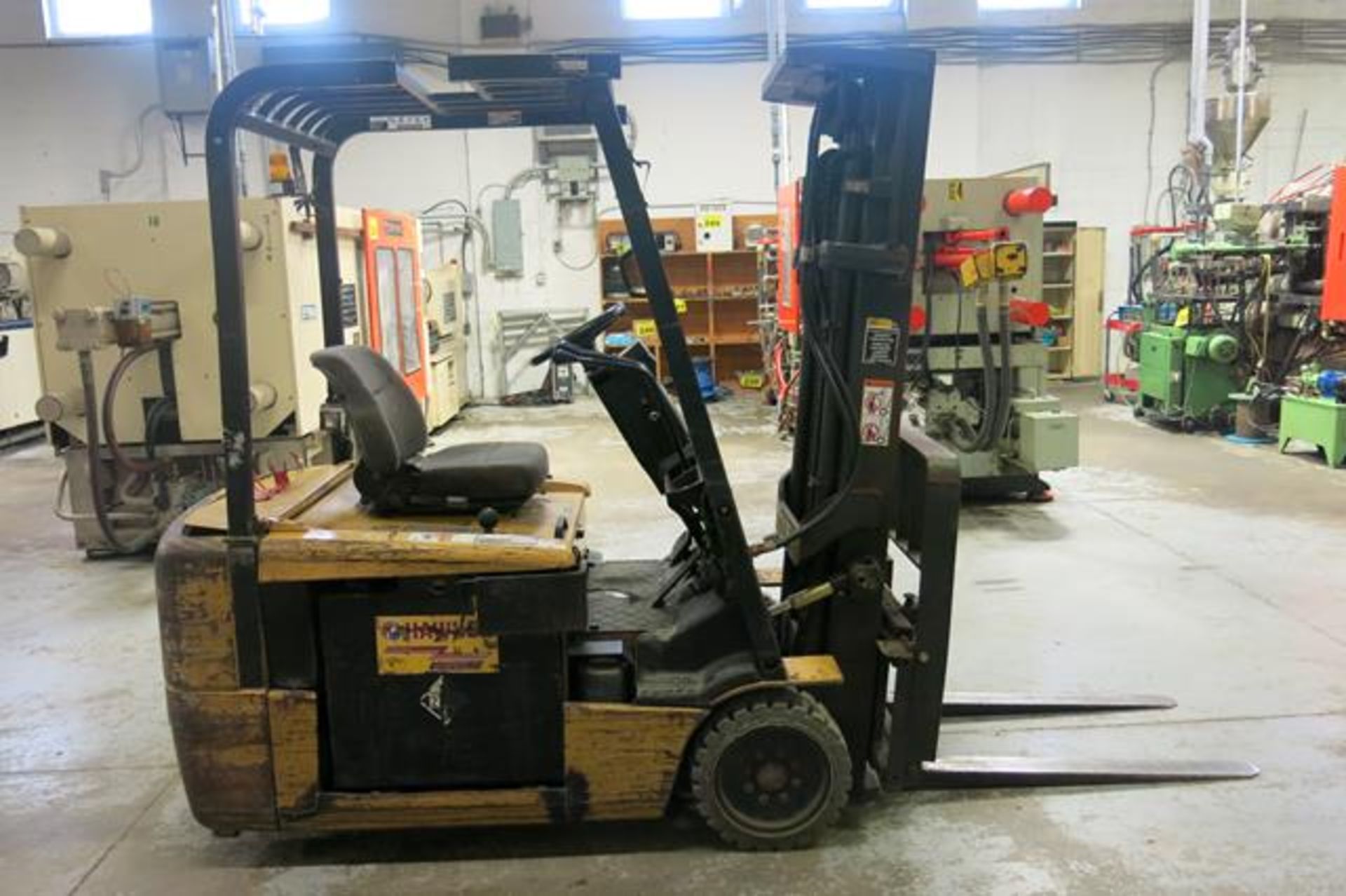 CATERPILLAR, EP20KT, 3,700 LBS., 3 STAGE, 3-WHEEL, BATTERY POWERED, FORKLIFT, SIDESHIFT, 188" - Image 6 of 13