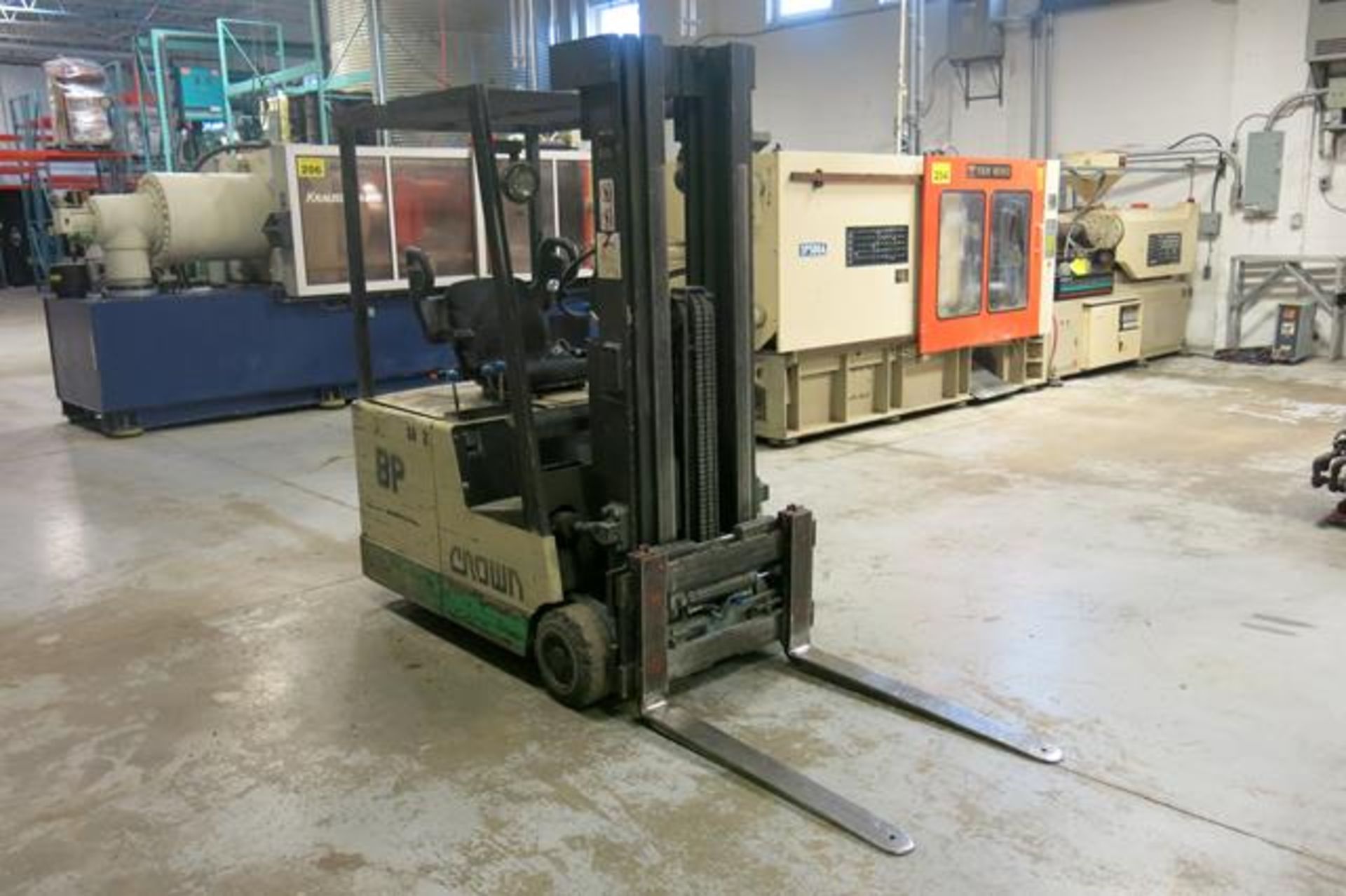 CROWN, BATTERY POWERED, FORKLIFT WITH CHARGER - LATE DELIVERY MARCH 24 - Image 7 of 12