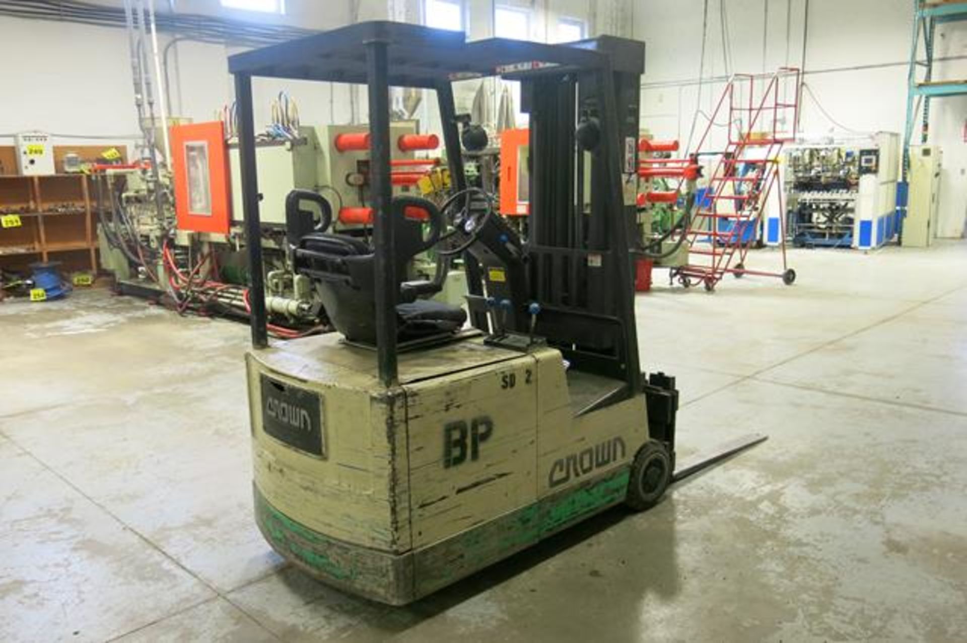 CROWN, BATTERY POWERED, FORKLIFT WITH CHARGER - LATE DELIVERY MARCH 24 - Image 5 of 12