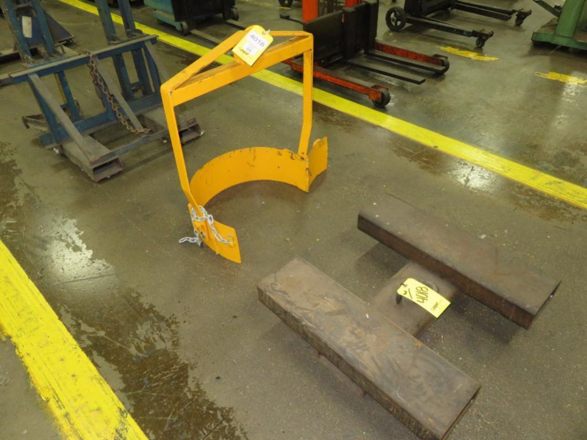 LOT: (2) Forklift Fork Telescoping Booms, (2) Double Barrel Lifts, (1) Barrel Lift, (1) Fixture, ( - Image 3 of 4