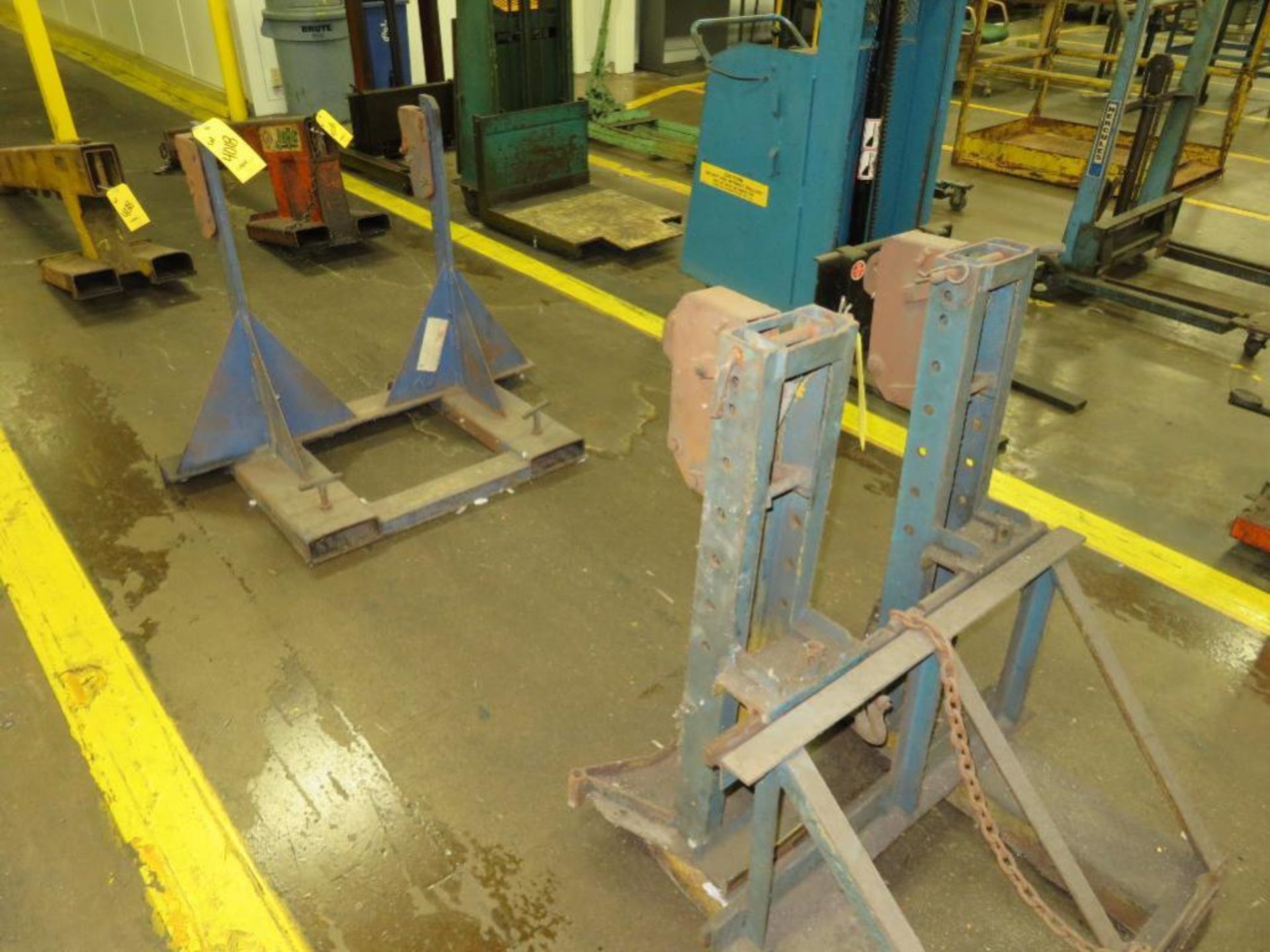 LOT: (2) Forklift Fork Telescoping Booms, (2) Double Barrel Lifts, (1) Barrel Lift, (1) Fixture, ( - Image 2 of 4