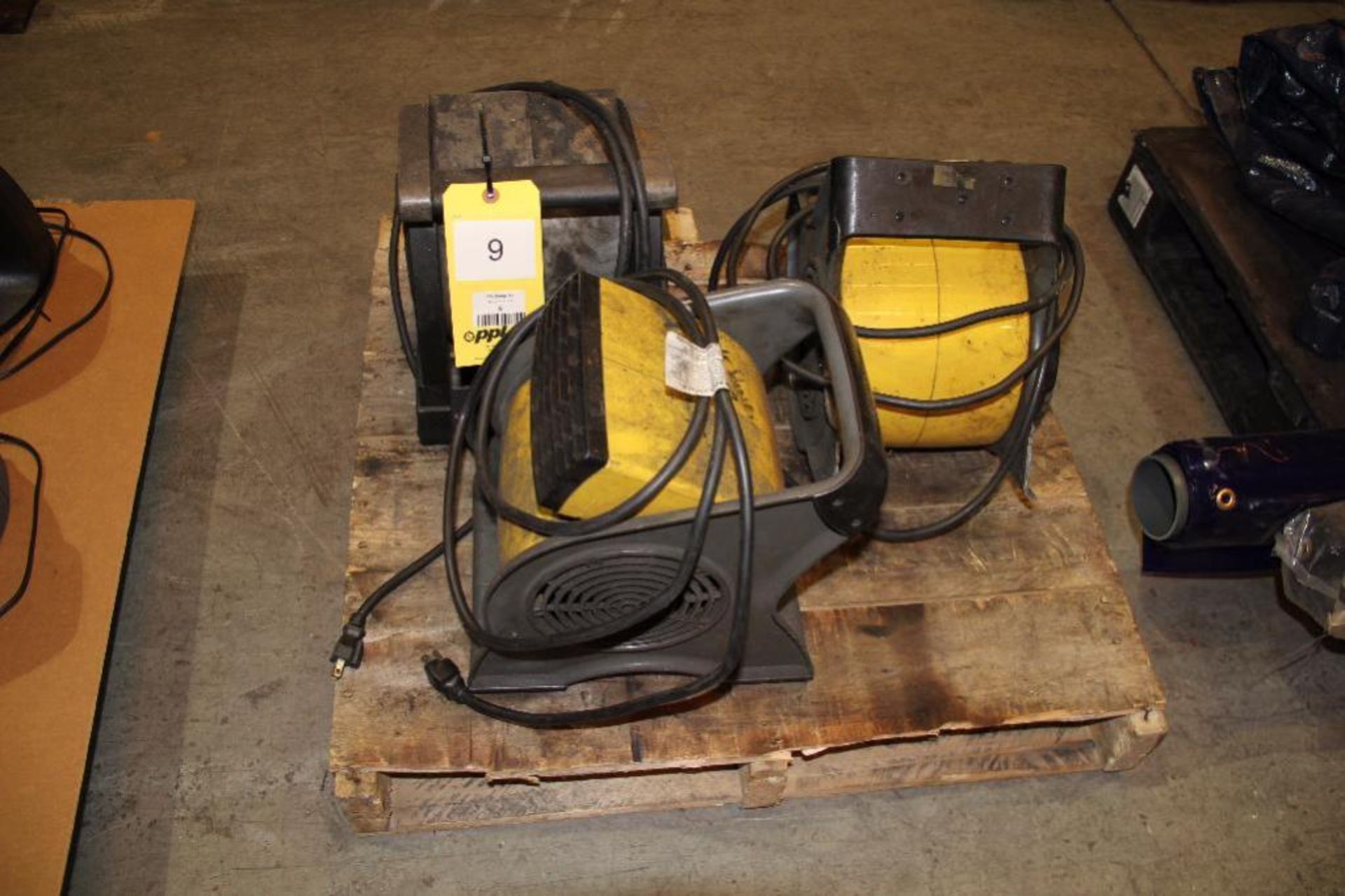 LOT: (3) Stanley Variable Speed Fans