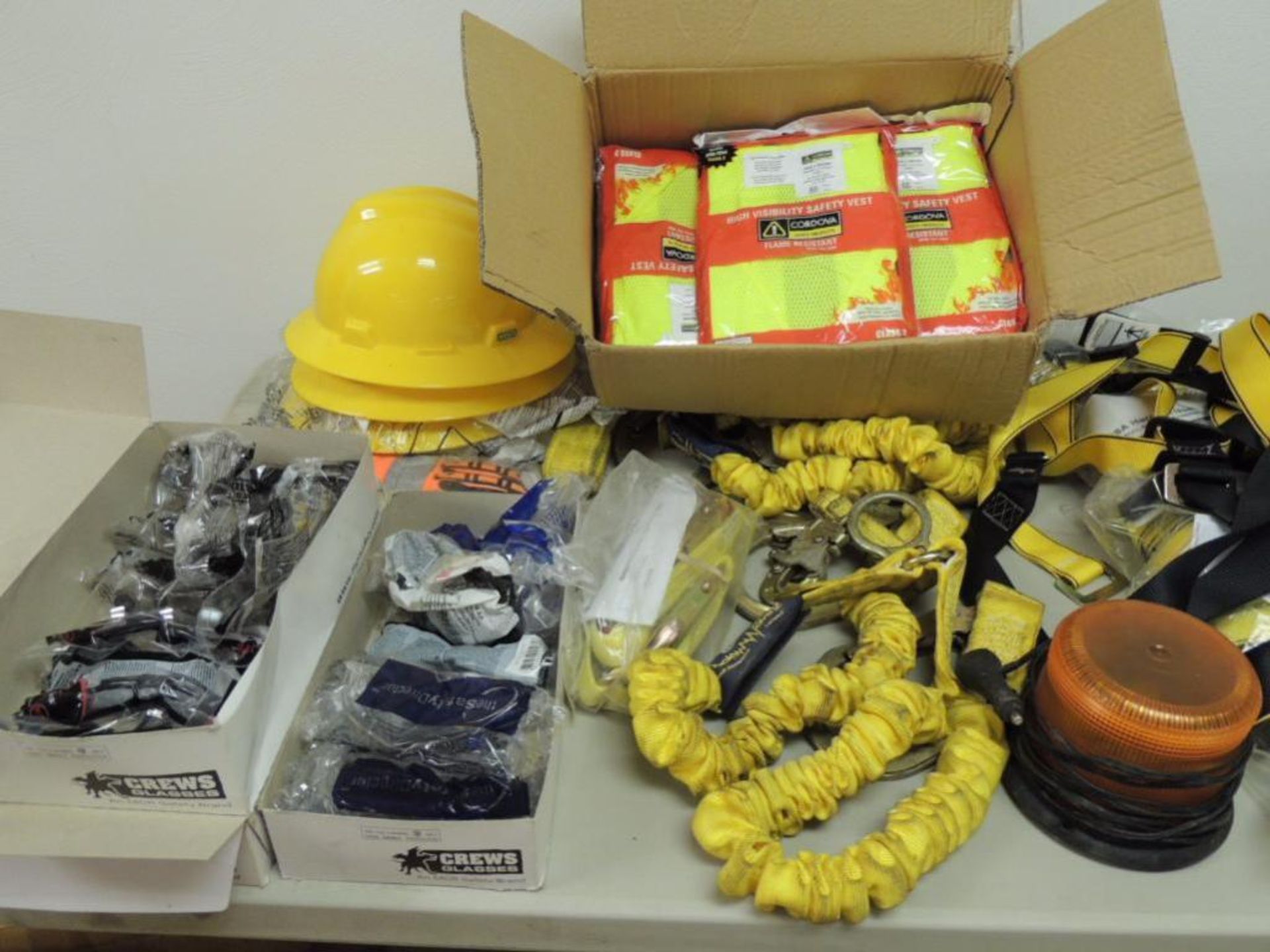 LOT: Safety Equipment including Self-Retracting Lanyards with Emergency Rescuers, Workmans Harnesses - Image 3 of 7