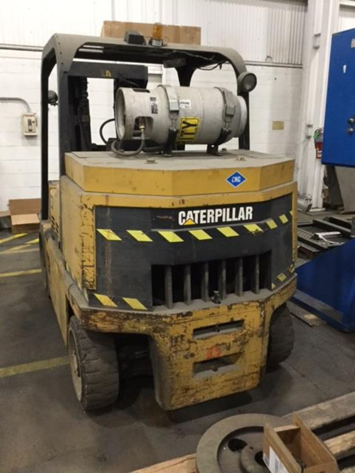 12,500# Caterpillar Fork Truck, Model: T100D, s/n: 5MB1003, hours: 8,683. 12,500# @ 24" load center, - Image 2 of 3