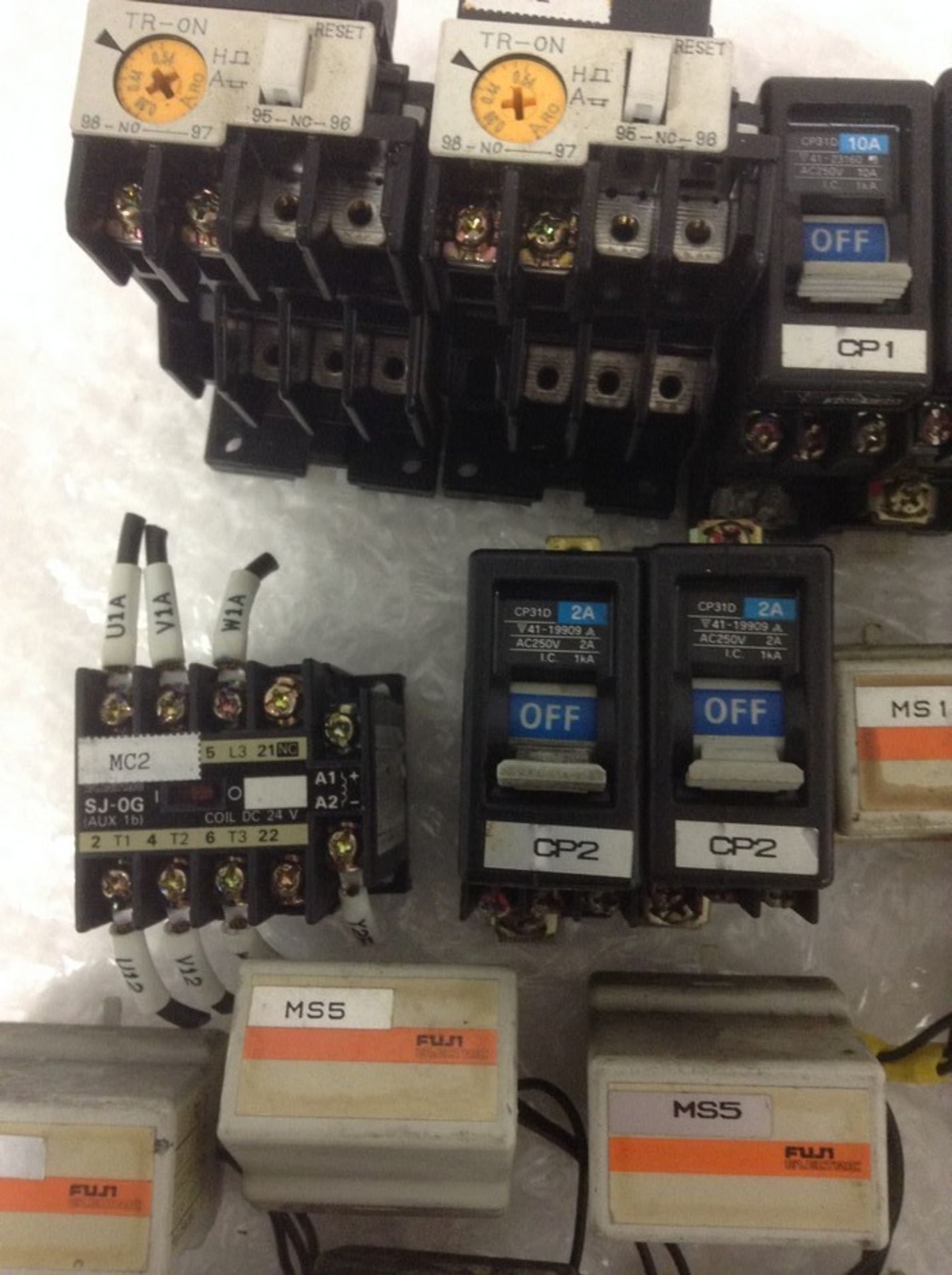 Lot of Fuji Electric relays , circuit breakers and Main Circuit Surge Suppressor SZ-ZM1; TR-0N; - Image 5 of 7