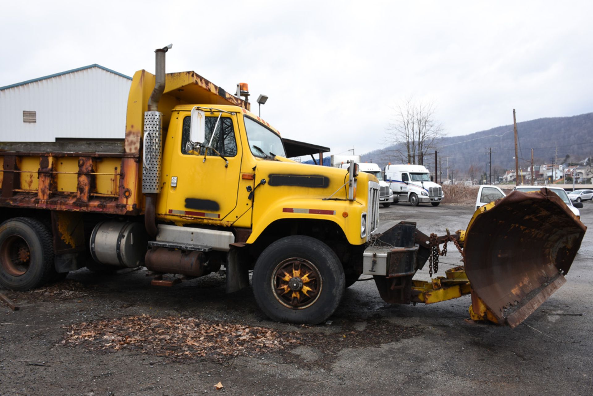 International Diesel Dump Truck - Image 3 of 6