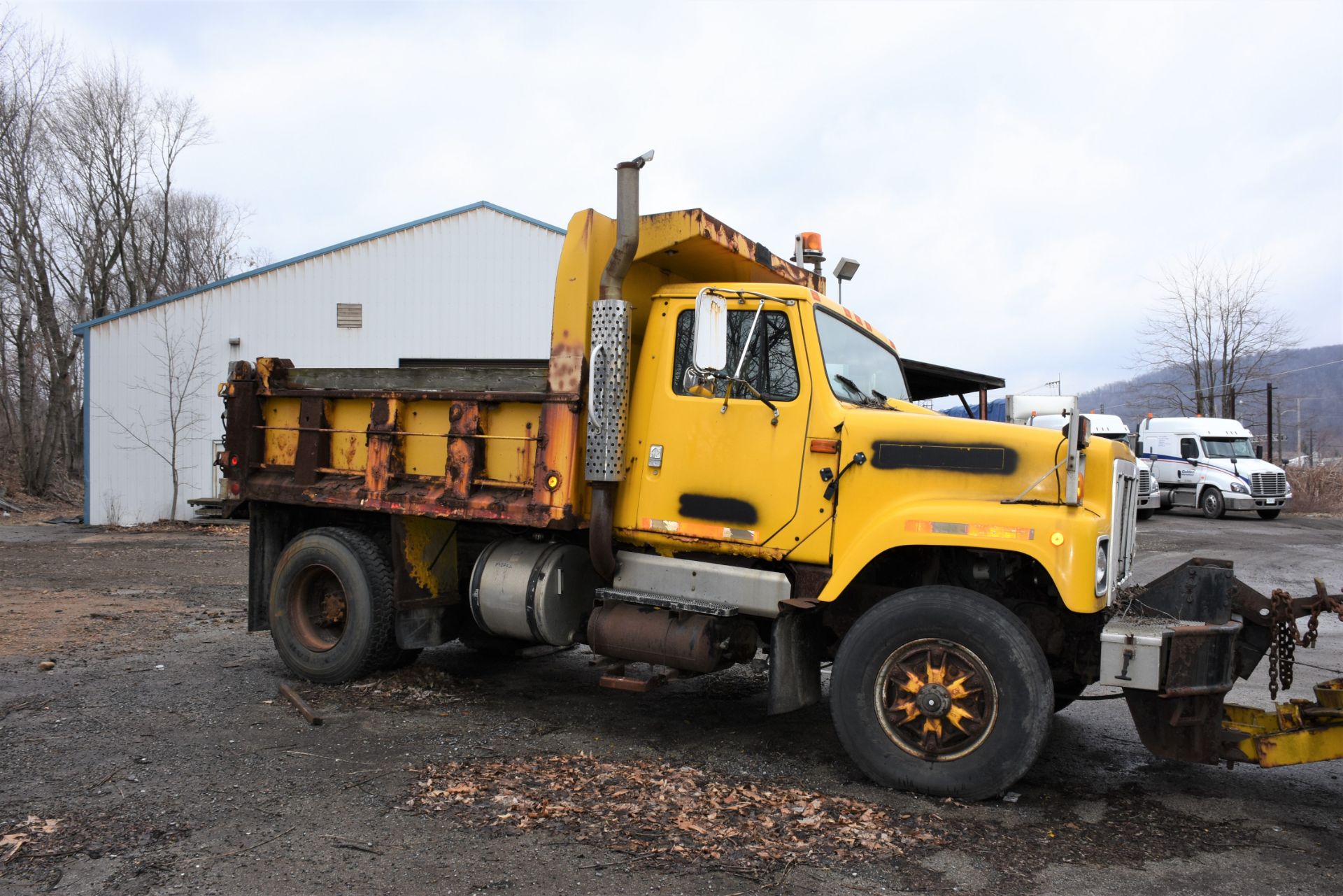 International Diesel Dump Truck - Image 2 of 6