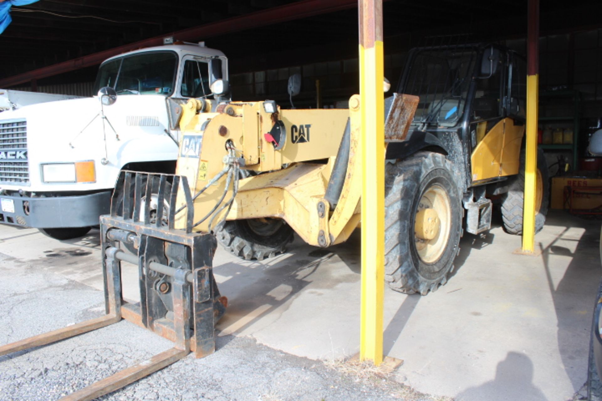 CATERPILLAR TH460B ROUGH TERRAIN TELESCOPIC LIFT, 3,699 HOURS, S/N CATTH460B, EXTENDED REACH ATTMT. - Image 2 of 2