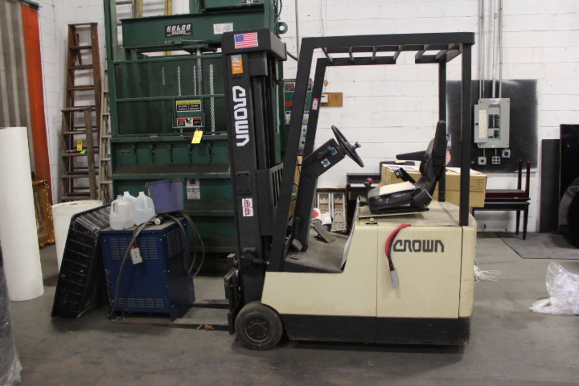 CROWN 30SCTT-S 3-WHEEL ELECTRIC FORK LIFT WITH CHARGER REMAN BATTERY 4/14